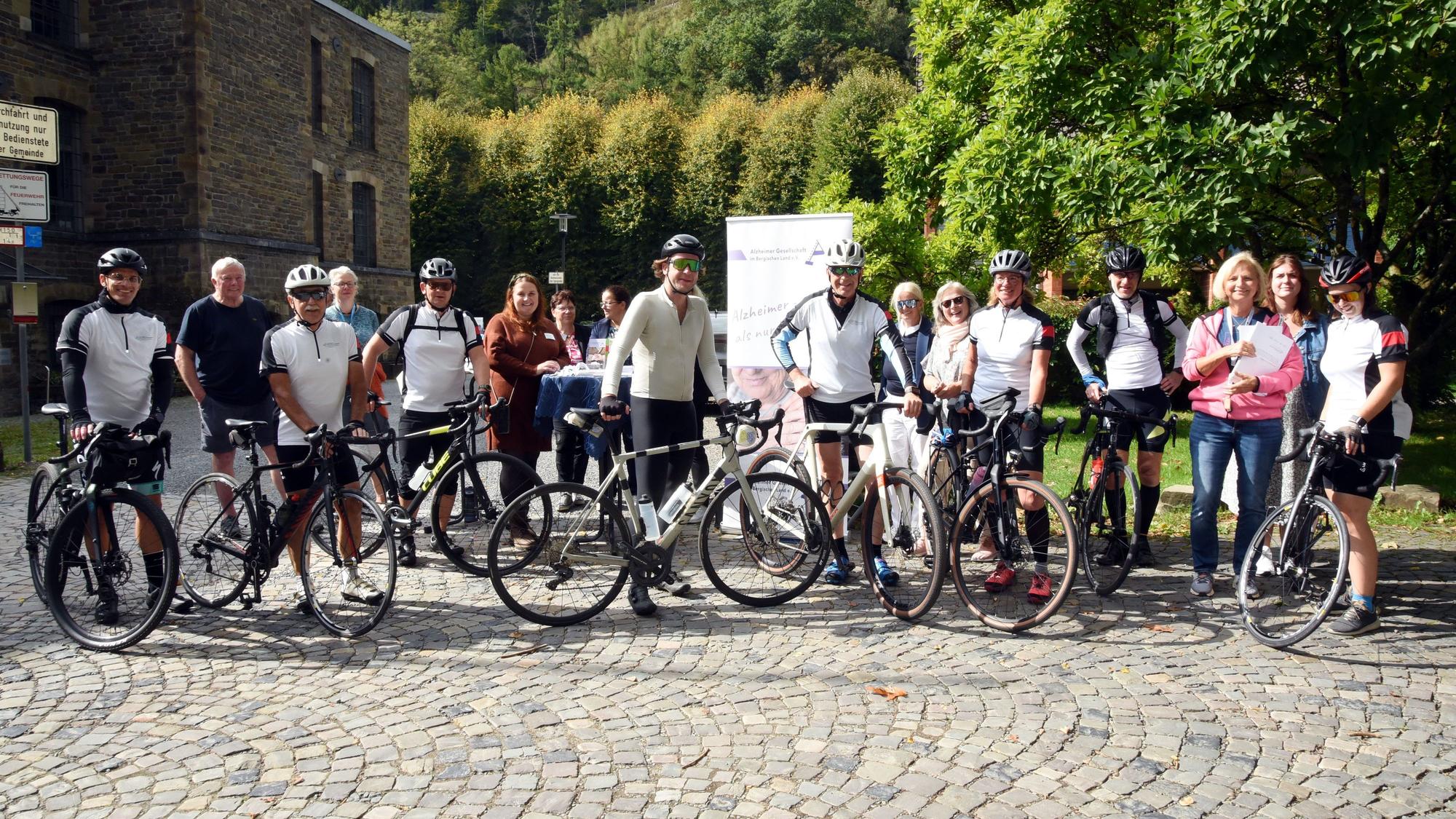 Tour Demenz mit Zwischenstopp der Radfahrer am Rathaus in Engelskirchen.