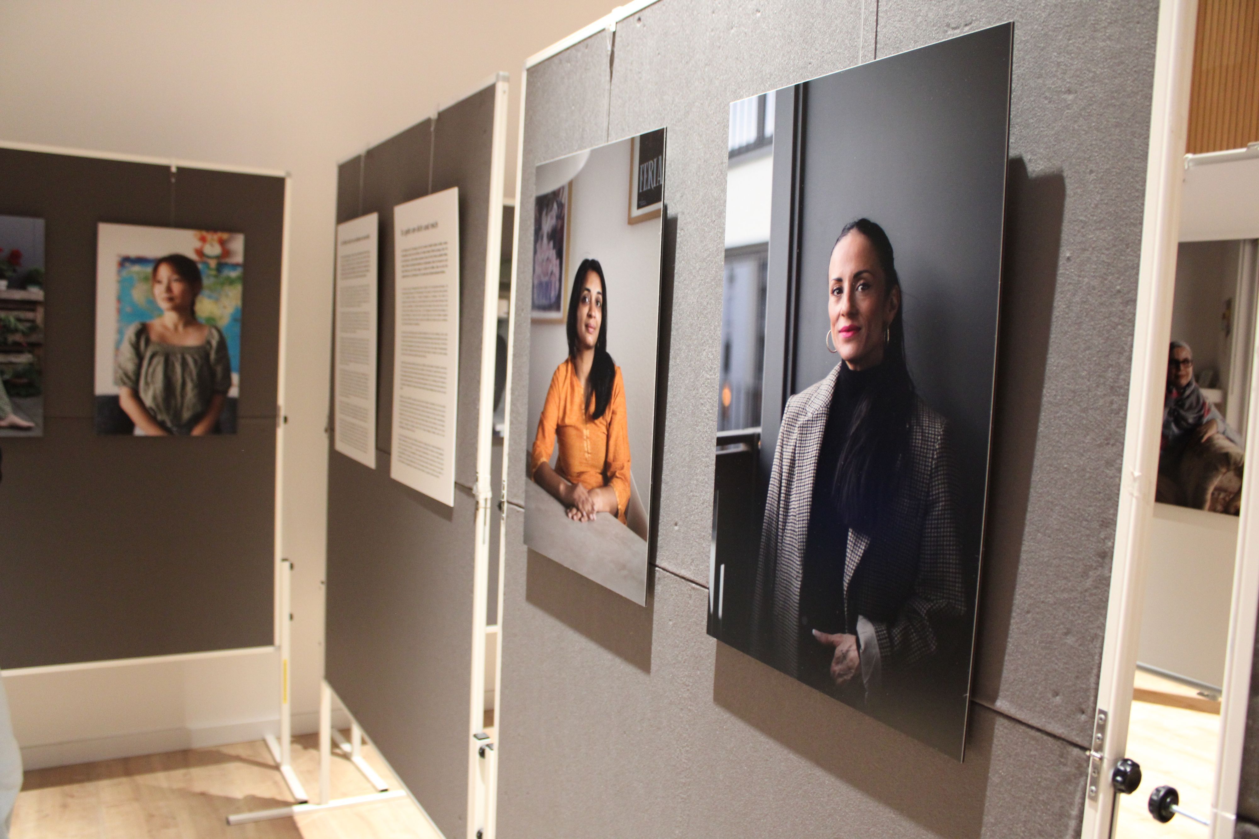 Die Künstlerin Dolors Planiol (Ausstellung „On Motherhood“) und Ruth Kippelt, Leiterin der Diakonie an Rhein und Sieg.