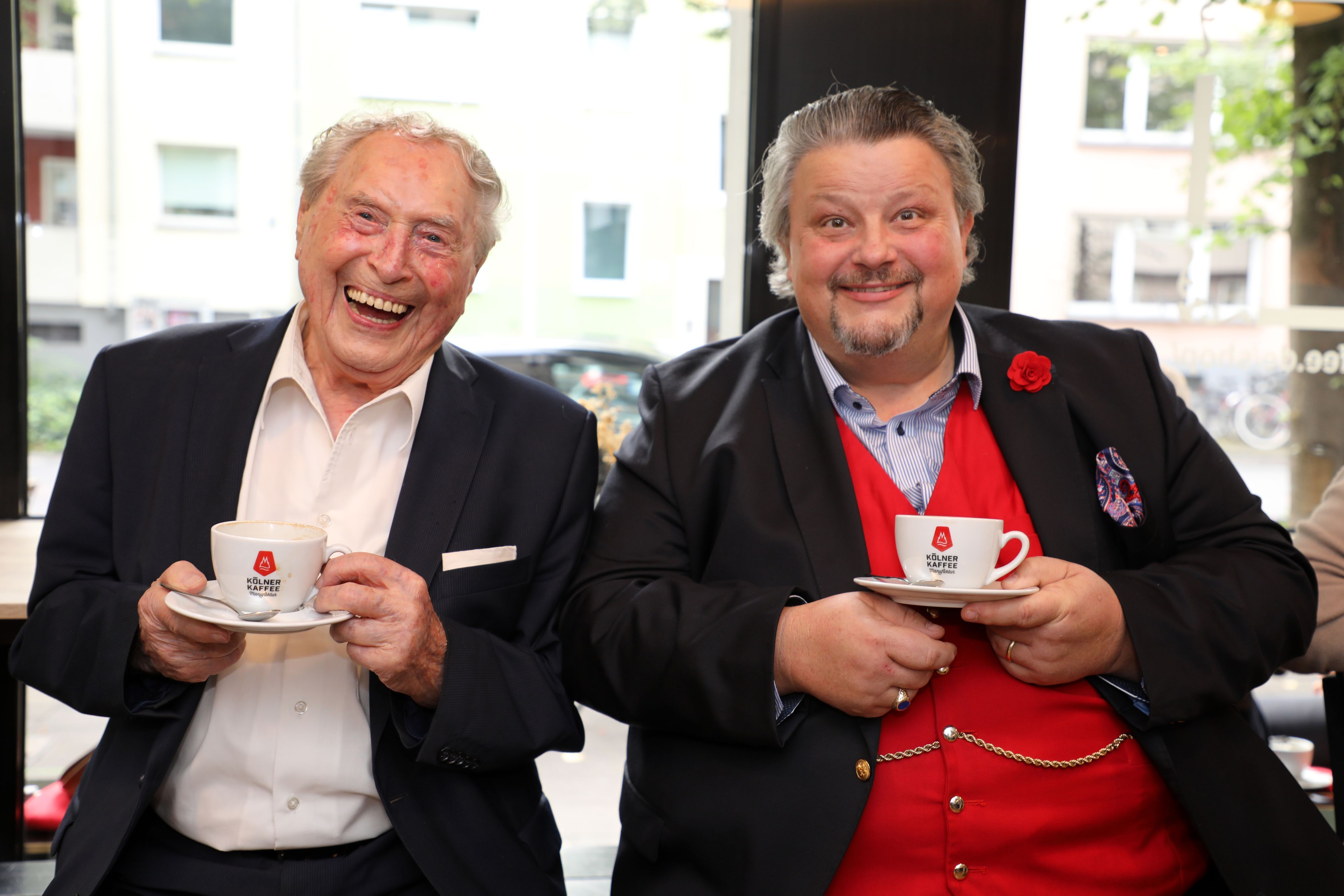 Ludwig Sebus und Thomas Cüpper trinken Kaffee.