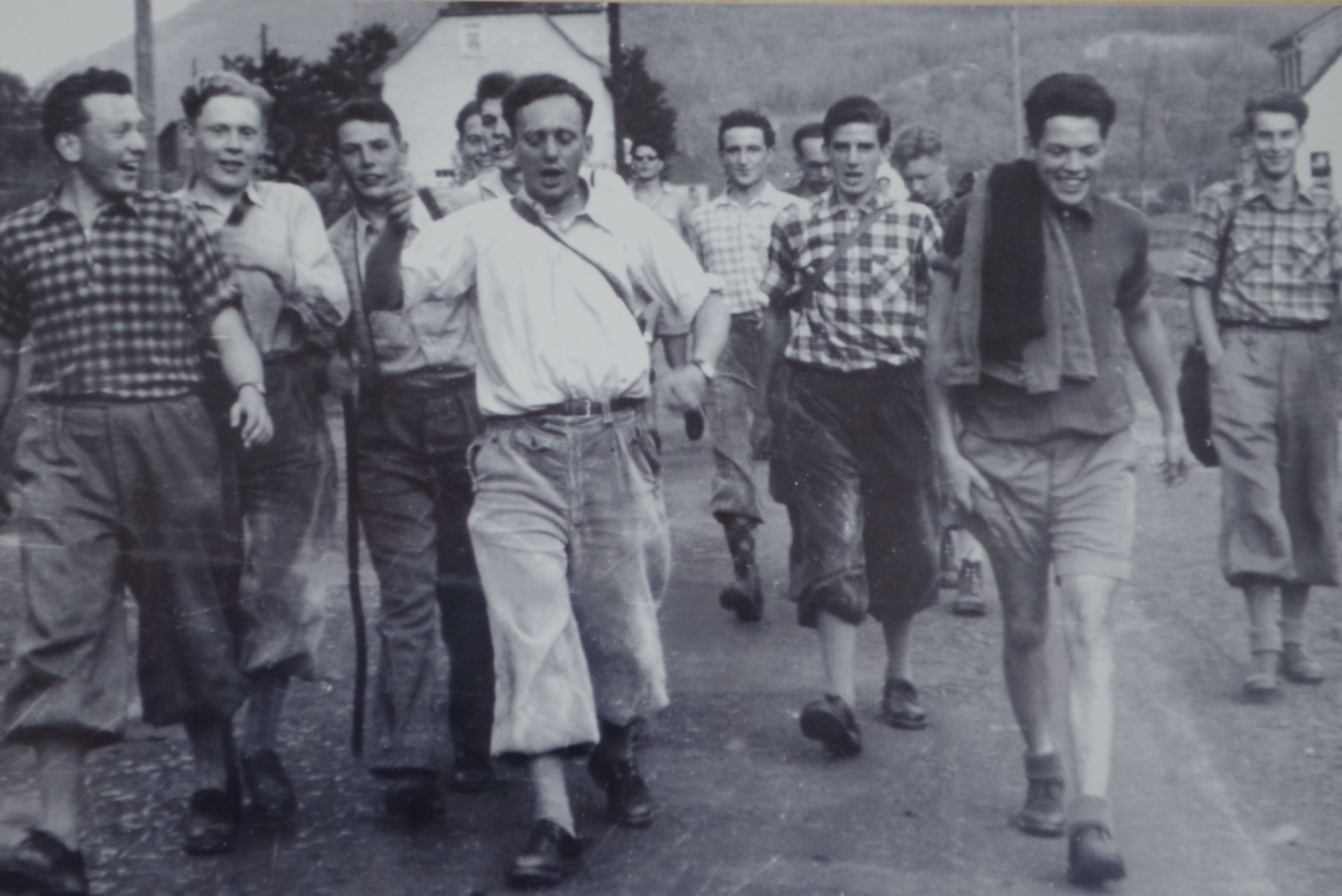 Die Schwarz-Weiß-Aufnahme zeigt die Gruppe in Wanderbekleidung.