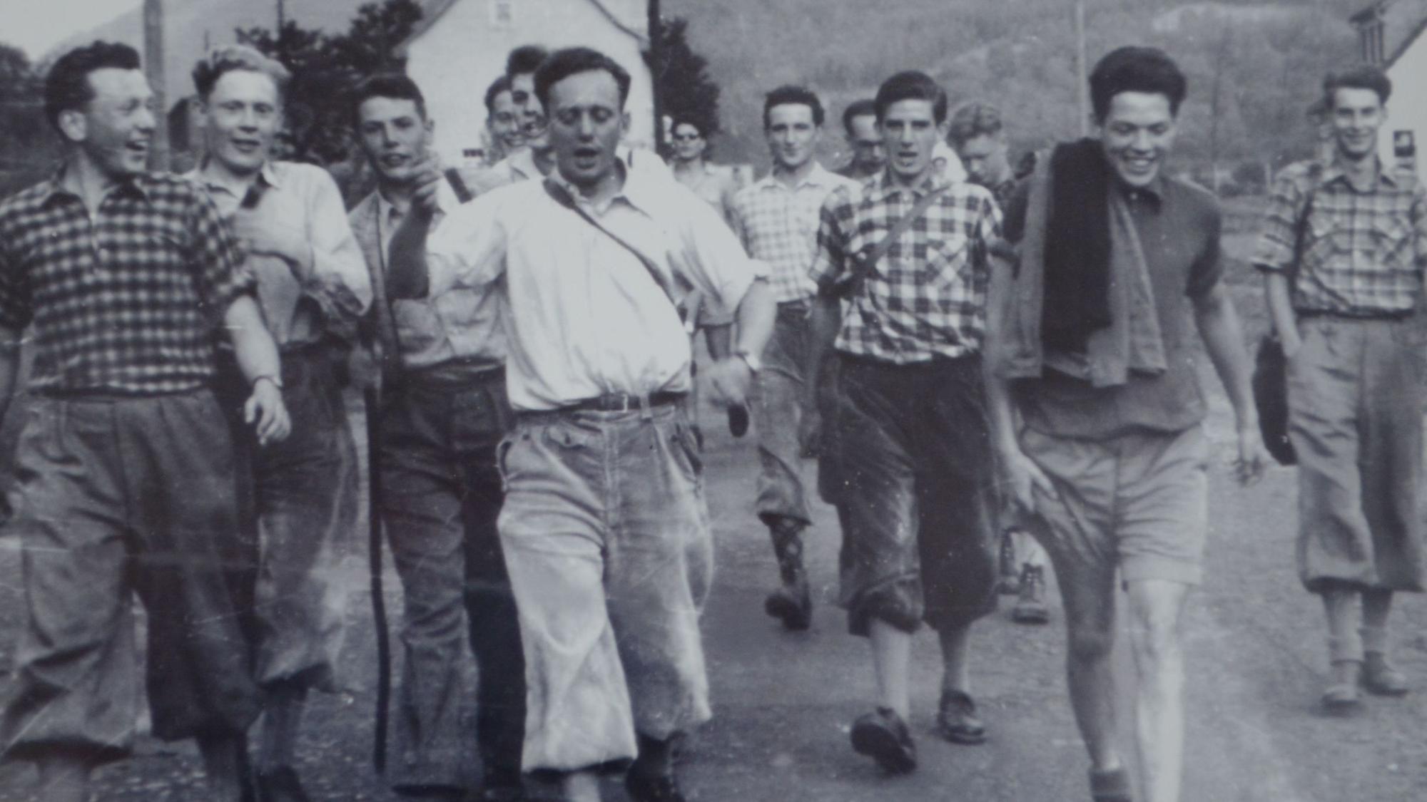 Die Schwarz-Weiß-Aufnahme zeigt die Gruppe in Wanderbekleidung.
