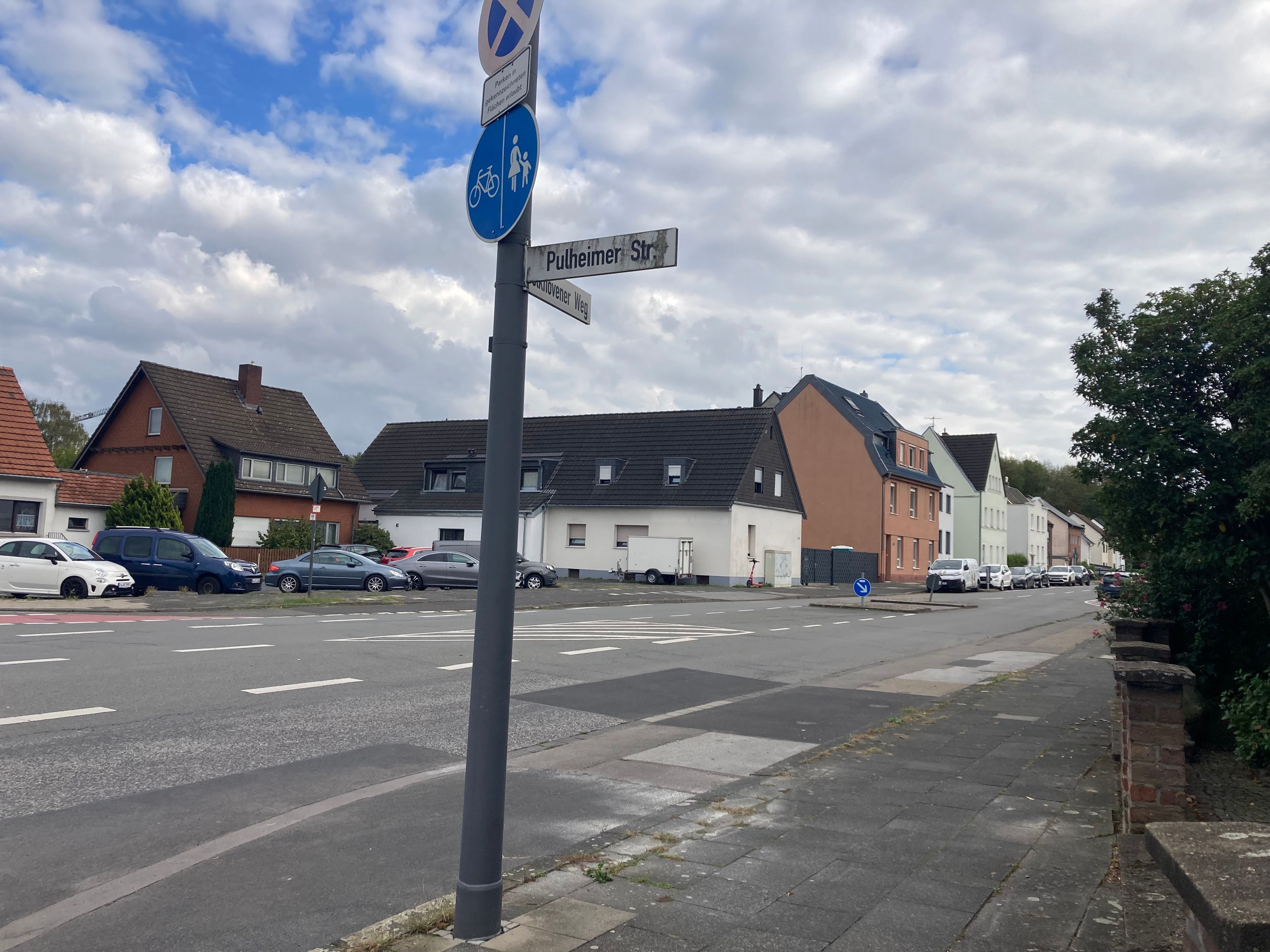 Biegt man in die Pulheimer Straße ab, entgeht man dem Lärm der größeren Hauptstraße.