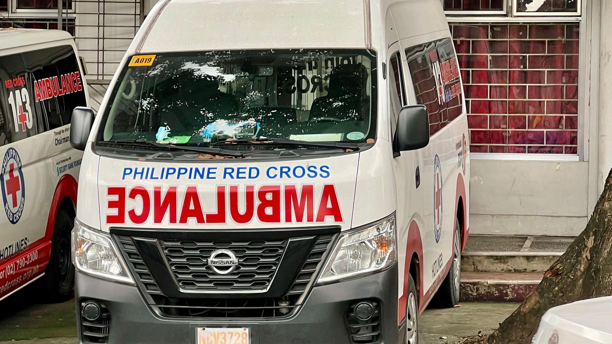 Ein Krankenwagen ist vor einem Hospital in Manila zu sehen. Bei einem Schusswaffenangriff an einer Schule auf den Philippinen sind mindestens sechs Schüler getötet worden. (Archivbild)