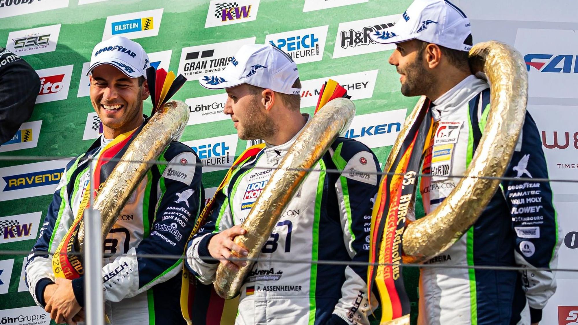 Tobias Müller und seine Teamkollegen haben nach der Siegerehrung einen goldenen Kranz um den Hals.