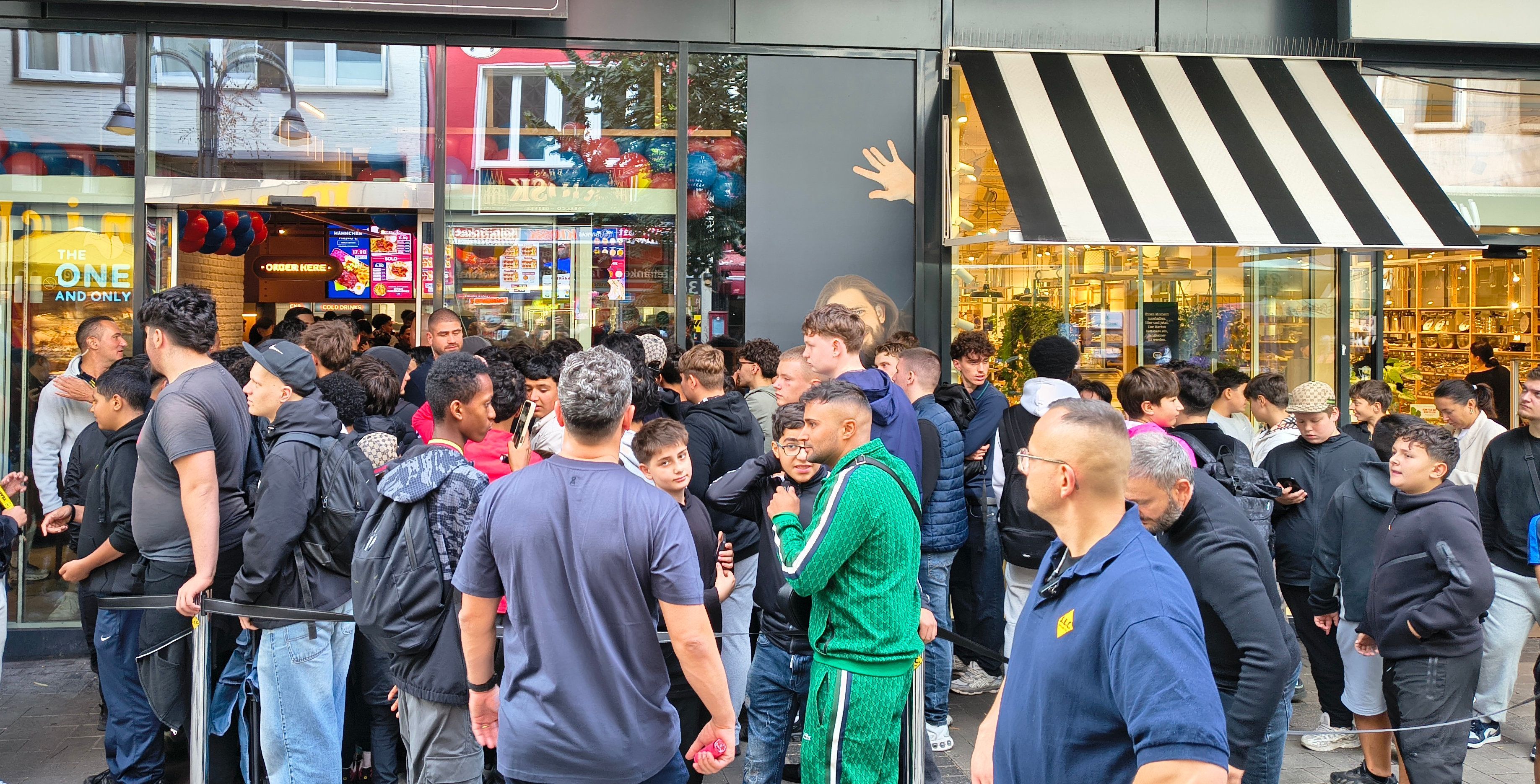 Hunderte Menschen kamen zur Neueröffnung von Nhas City Chicken in die Kölner Innenstadt.