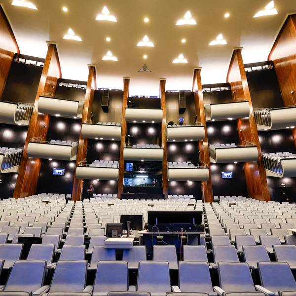 Blaue Stühle, dunkles Holz, viele Logen: So sieht der Zuschauerraum der Kölner Oper nach der Sanierung aus.