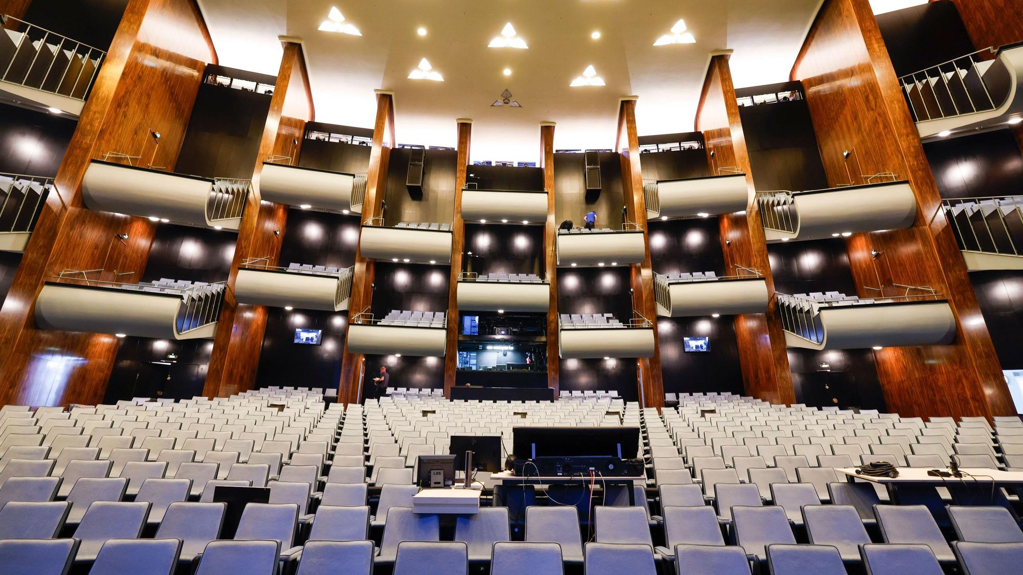 Blaue Stühle, dunkles Holz, viele Logen: So sieht der Zuschauerraum der Kölner Oper nach der Sanierung aus.
