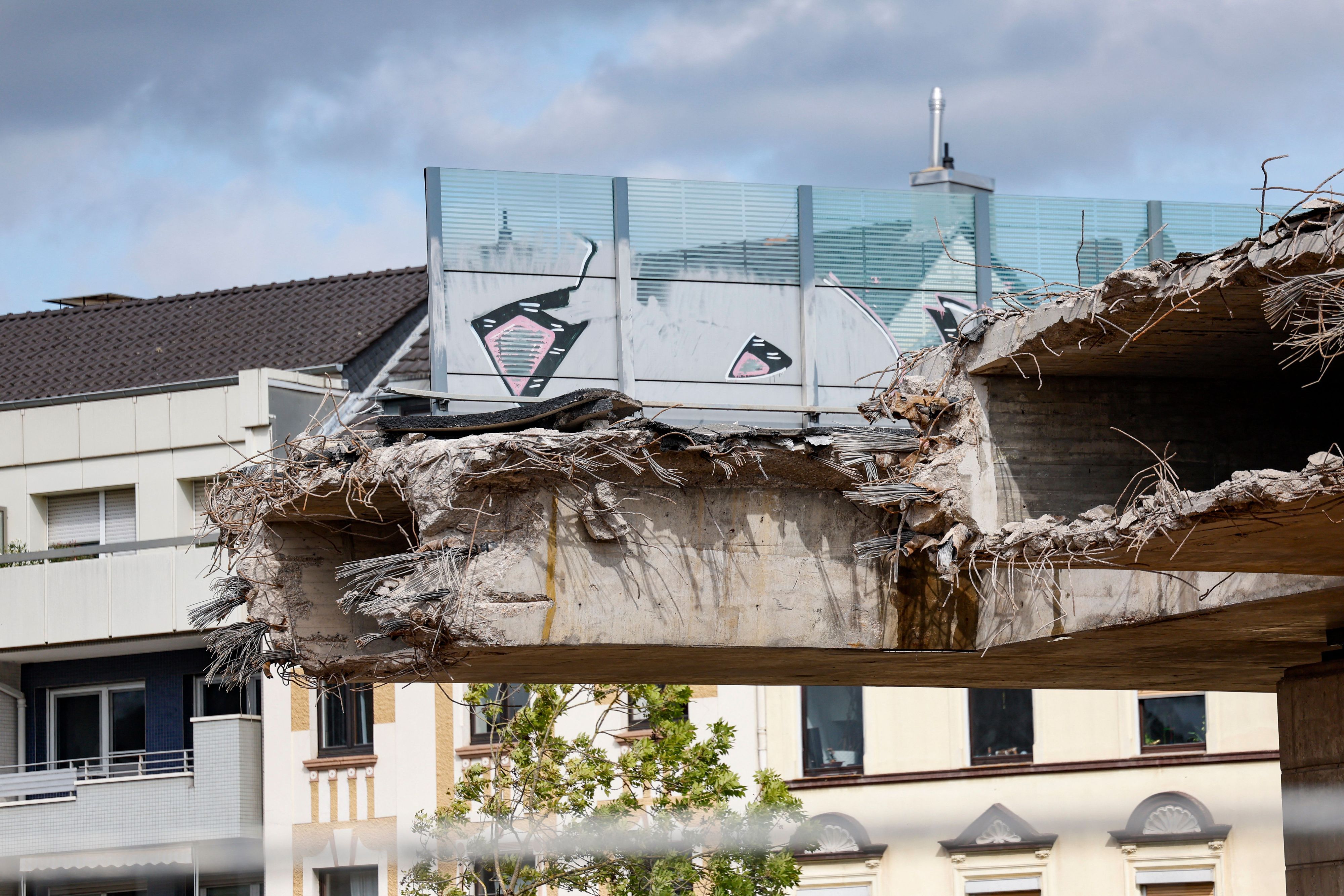 Blick auf die Abrissarbeiten an der linksrheinischen Vorlandbrücke der gesperrten Nordbrücke.