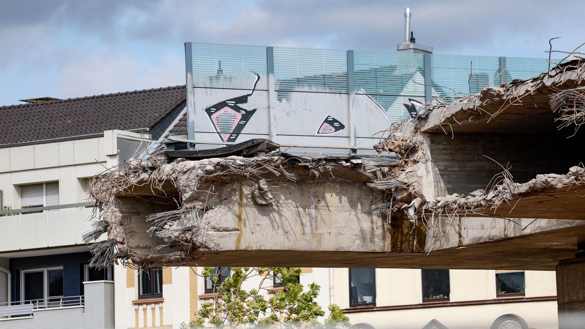 Blick auf die Abrissarbeiten an der linksrheinischen Vorlandbrücke der gesperrten Nordbrücke.