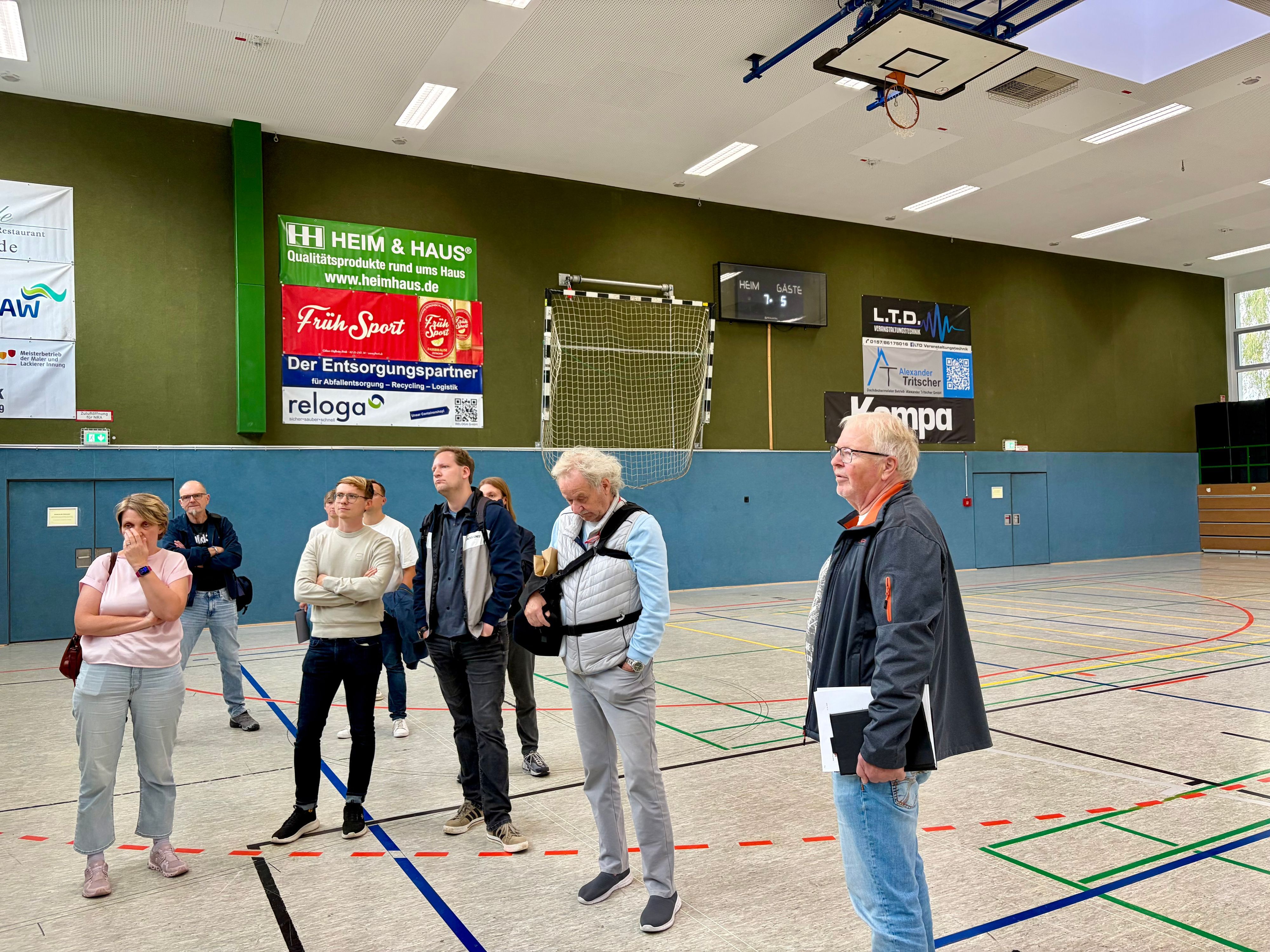 Mitglieder des Sportausschusses in der Max-Siebold-Halle in Hilgen