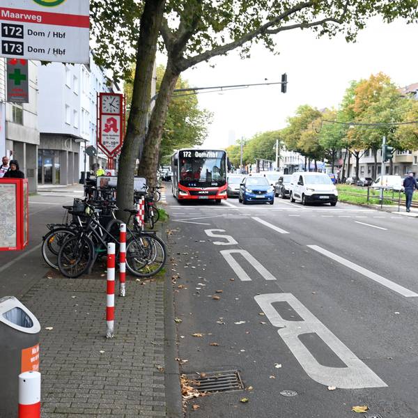 Die Spur für die Expressbusse auf der Aachener Straße