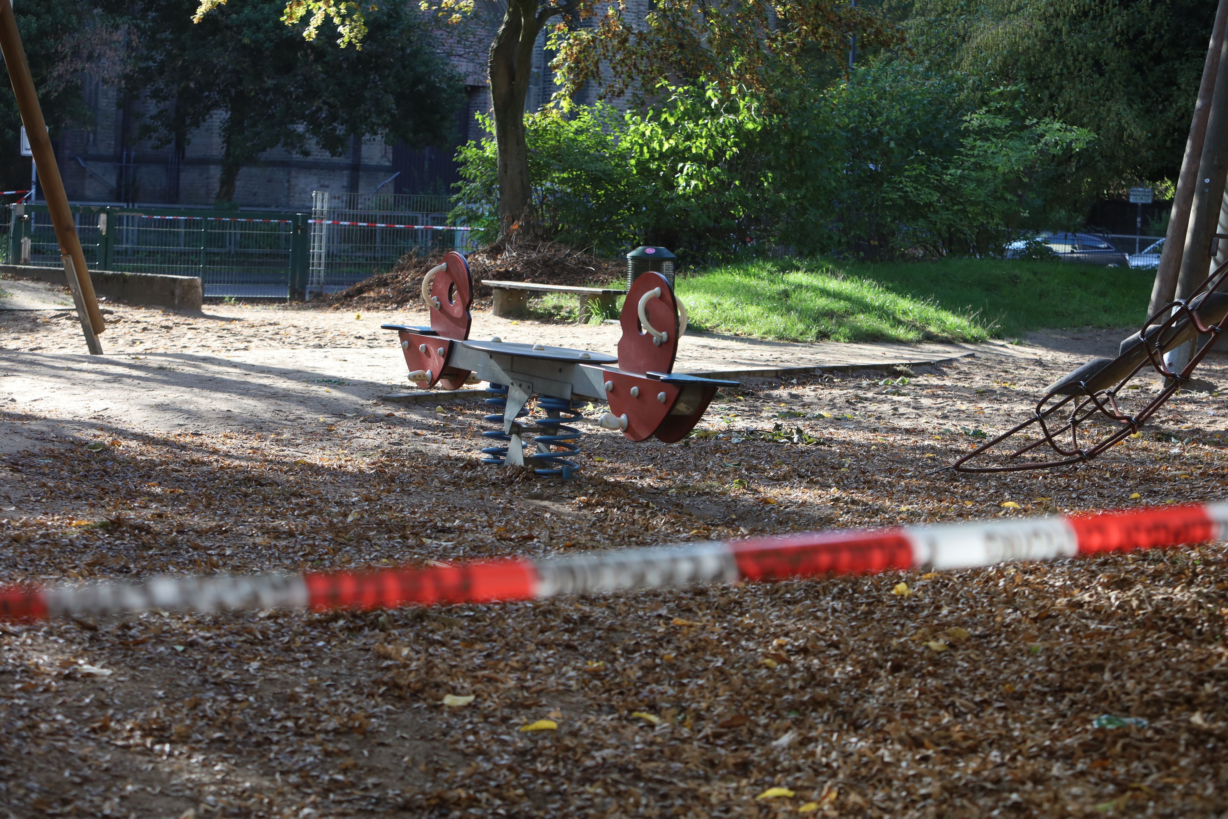 Auch ein Kinderspielplatz gegenüber des Hauses wird untersucht.