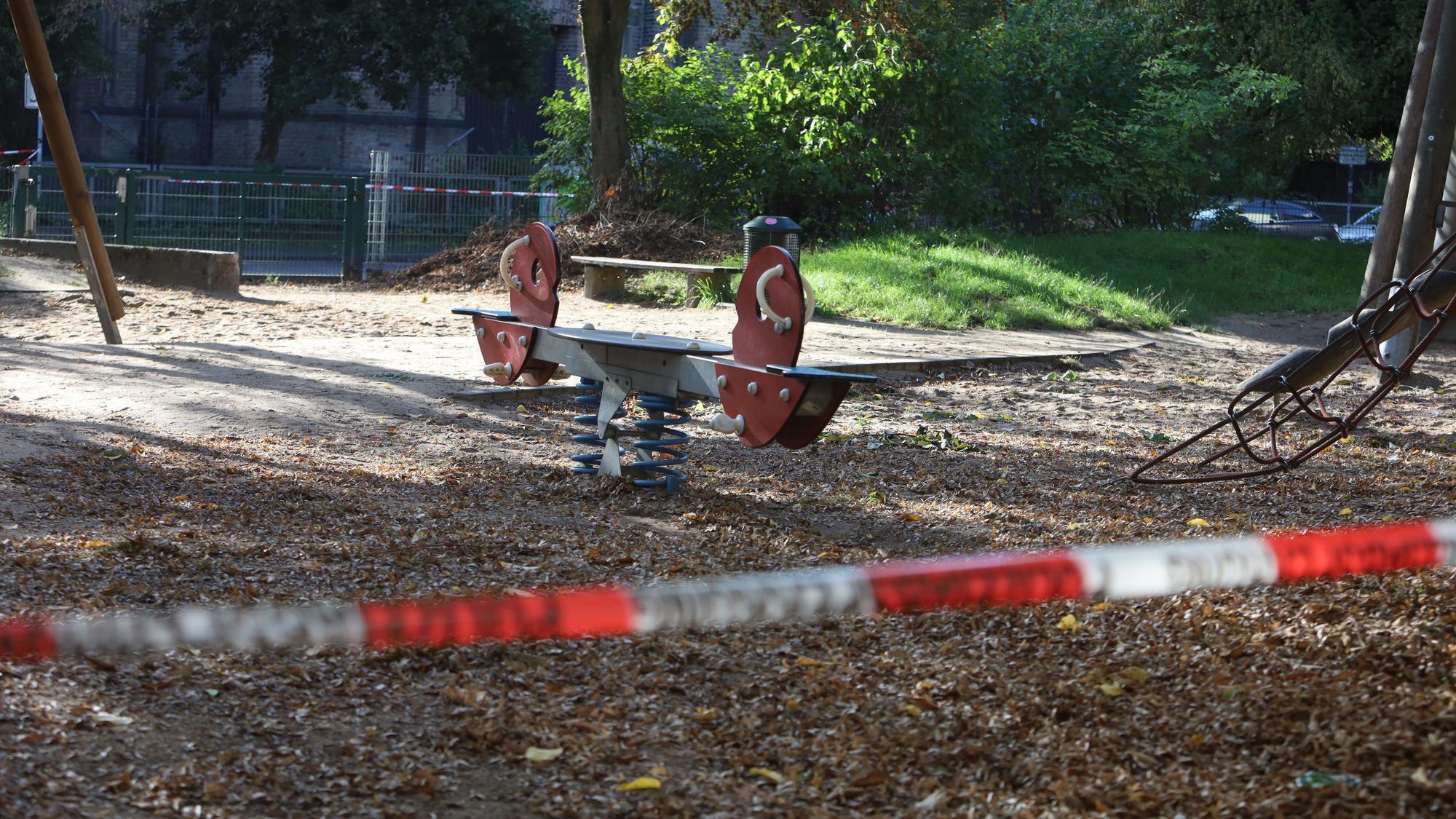 Auch ein Kinderspielplatz gegenüber des Hauses wird untersucht.