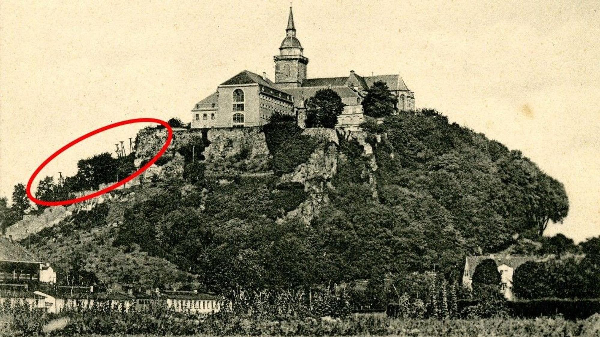 Alte Postkarte mit Motiv des Michaelsbergs, wo die alte seilbahn sichtbar ist.