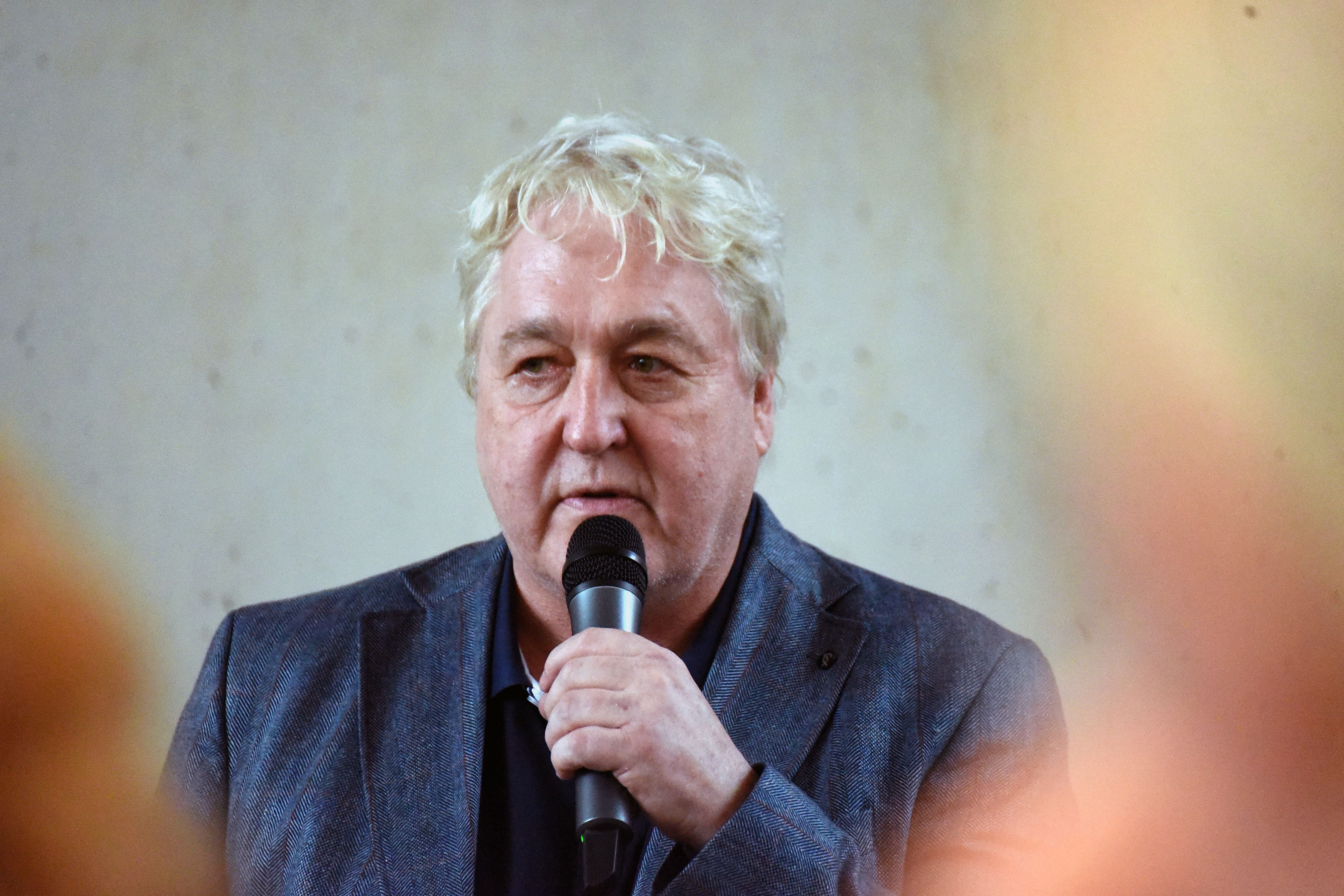 Das Foto zeigt den Buchautoren Axel Spilcker