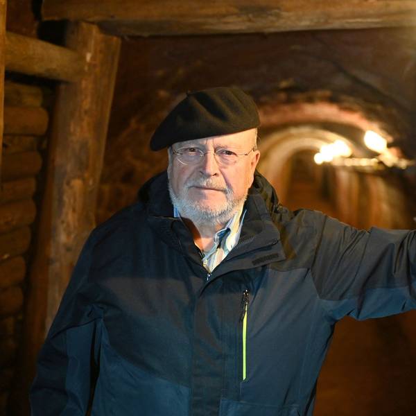 Autor Manfred Lang in einem Stollen des ehemaligen Bleibergwerks in Mechernich. Er trägt eine Baskenmütze und eine dunkle Funktionsjacke.