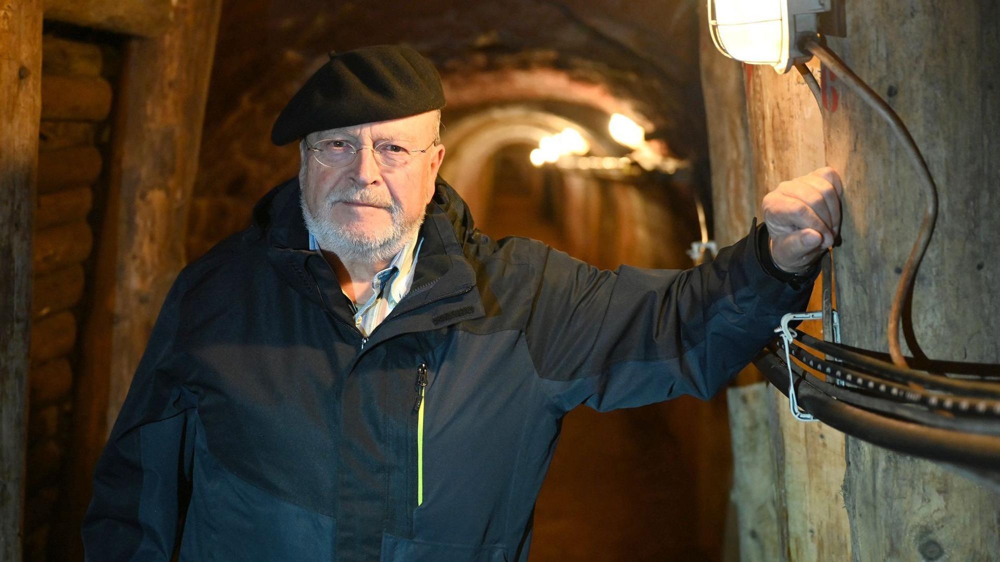 Autor Manfred Lang in einem Stollen des ehemaligen Bleibergwerks in Mechernich. Er trägt eine Baskenmütze und eine dunkle Funktionsjacke.