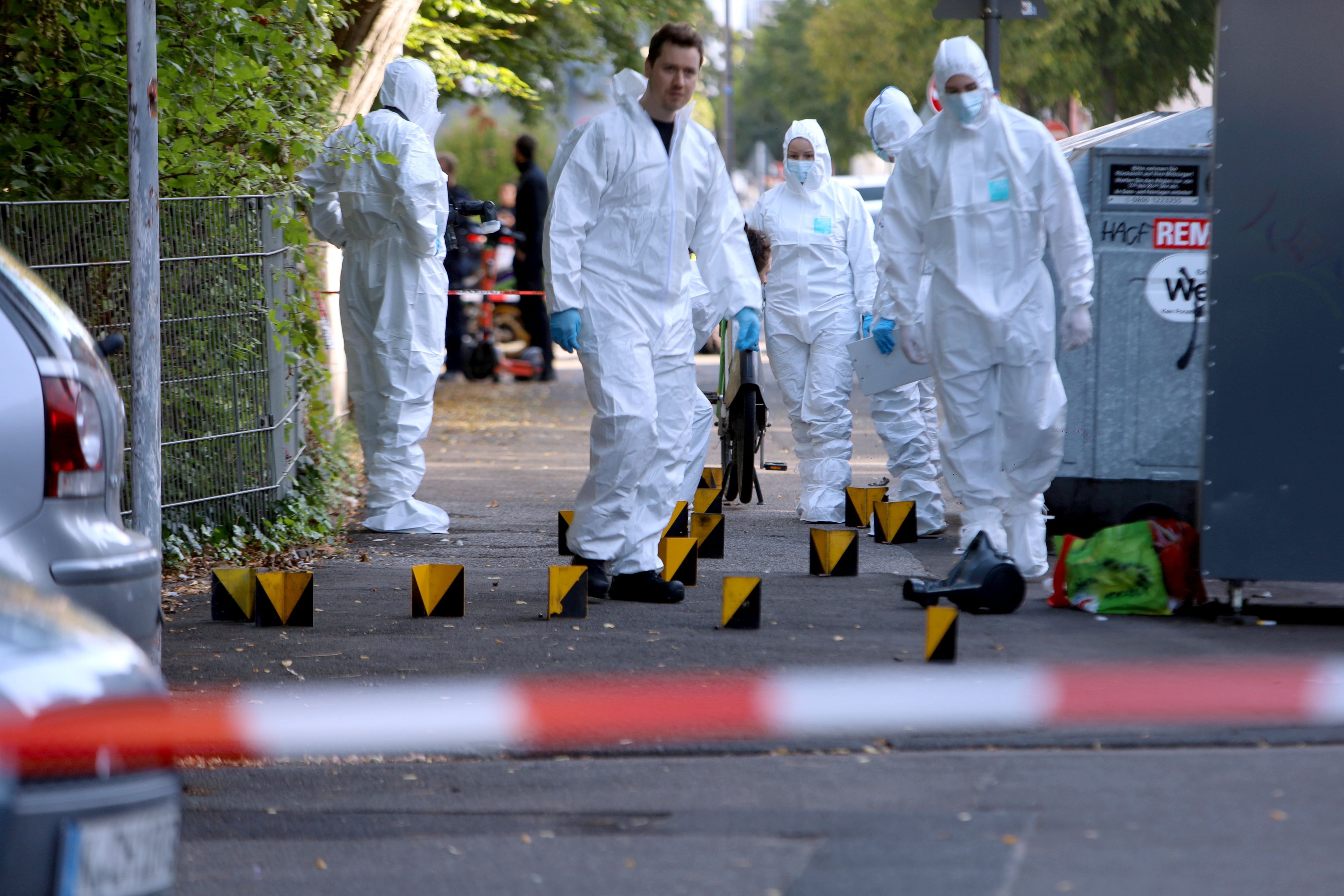 Polizisten sichern Spuren, nachdem auf ein Wohnhaus in Köln-Mülheim Schüsse abgegeben wurden.