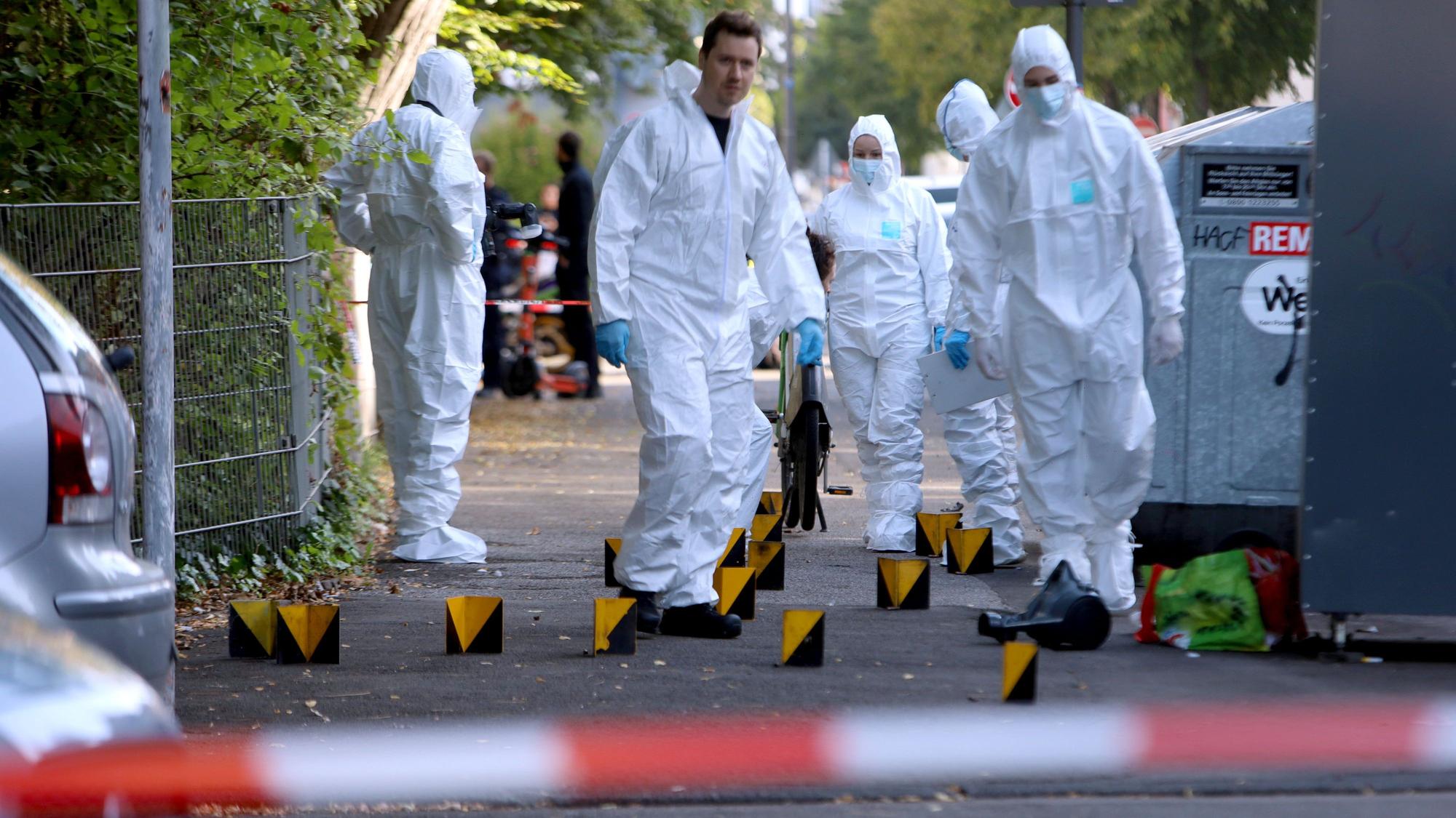 Polizisten sichern Spuren, nachdem auf ein Wohnhaus in Köln-Mülheim Schüsse abgegeben wurden.