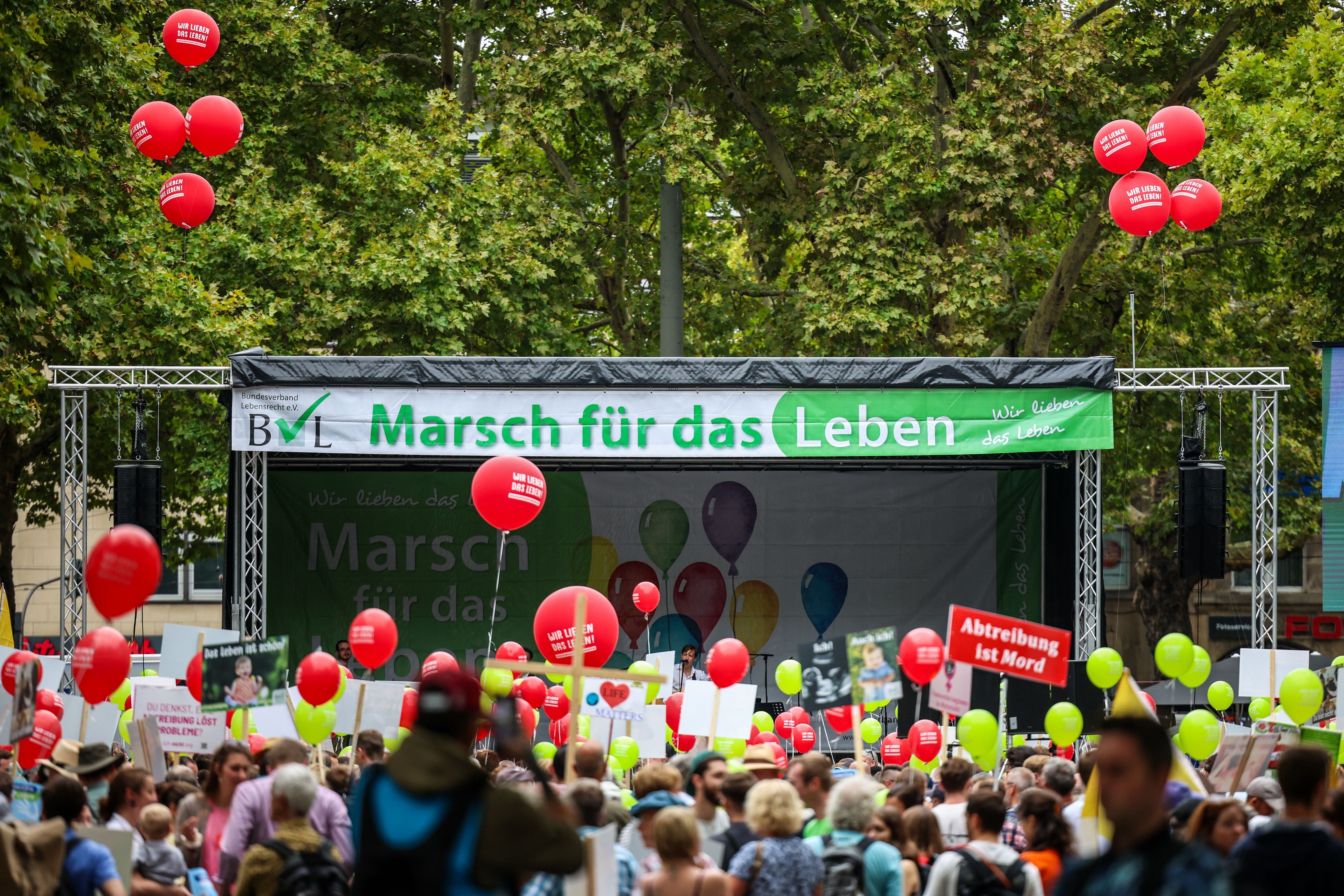 Bühne mit der Aufschrift „Marsch für das Leben“ auf dem Neumarkt. Bereits 2025 fand die Demonstration in Köln statt. (Archivbild)