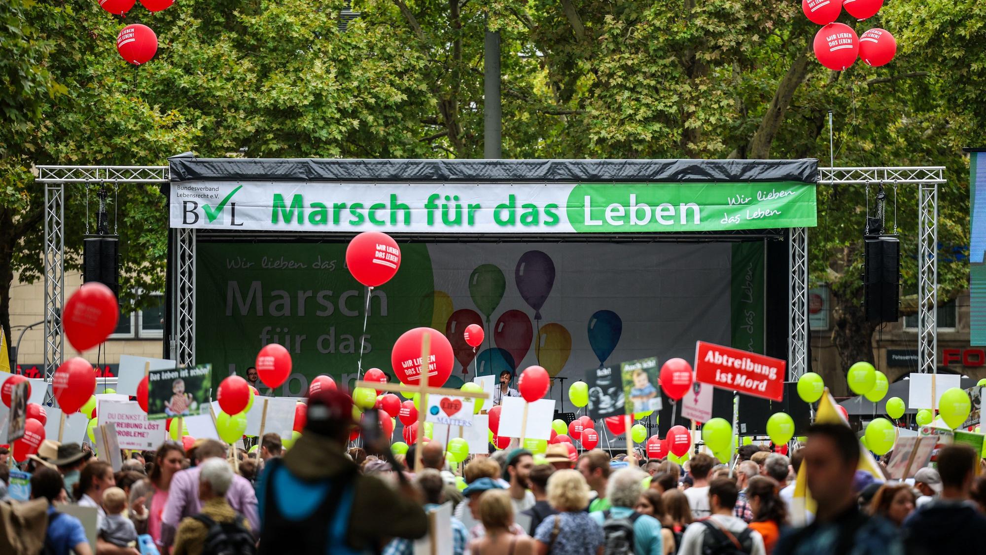 Bühne mit der Aufschrift „Marsch für das Leben“ auf dem Neumarkt. Bereits 2025 fand die Demonstration in Köln statt. (Archivbild)