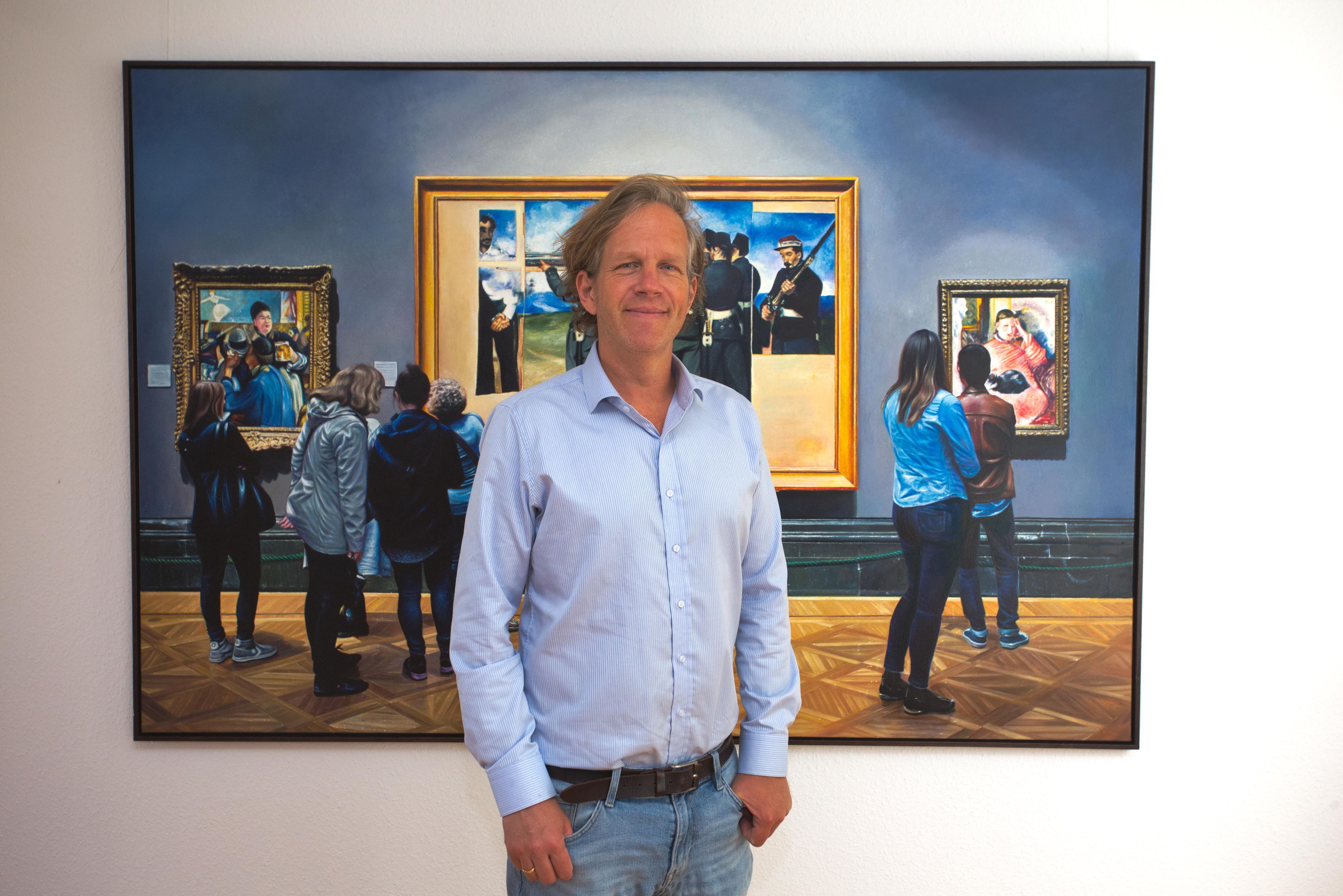 Das Foto zeigt den Künstler Lars Reiffers vor einem einer Werke.