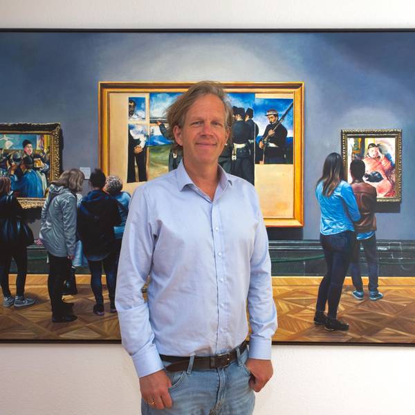 Das Foto zeigt den Künstler Lars Reiffers vor einem einer Werke.