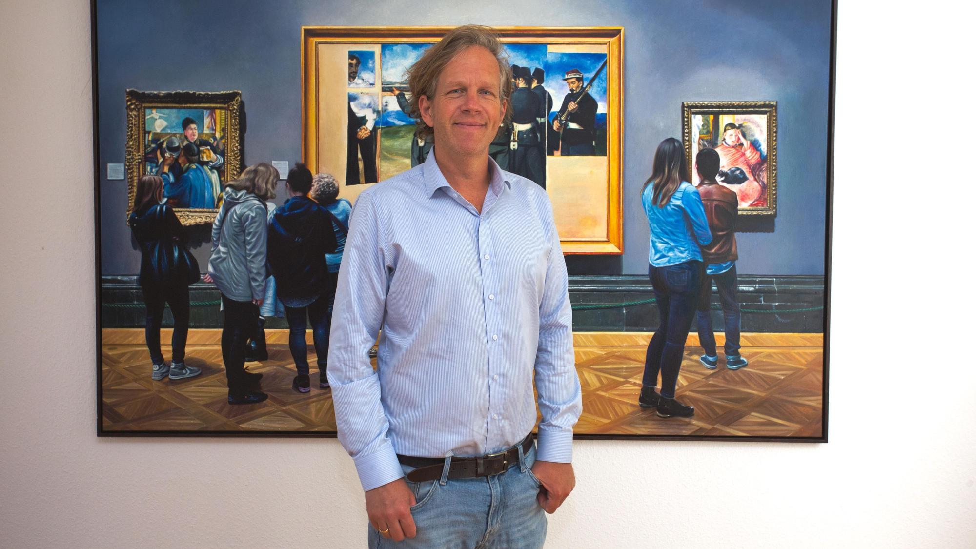 Das Foto zeigt den Künstler Lars Reiffers vor einem einer Werke.