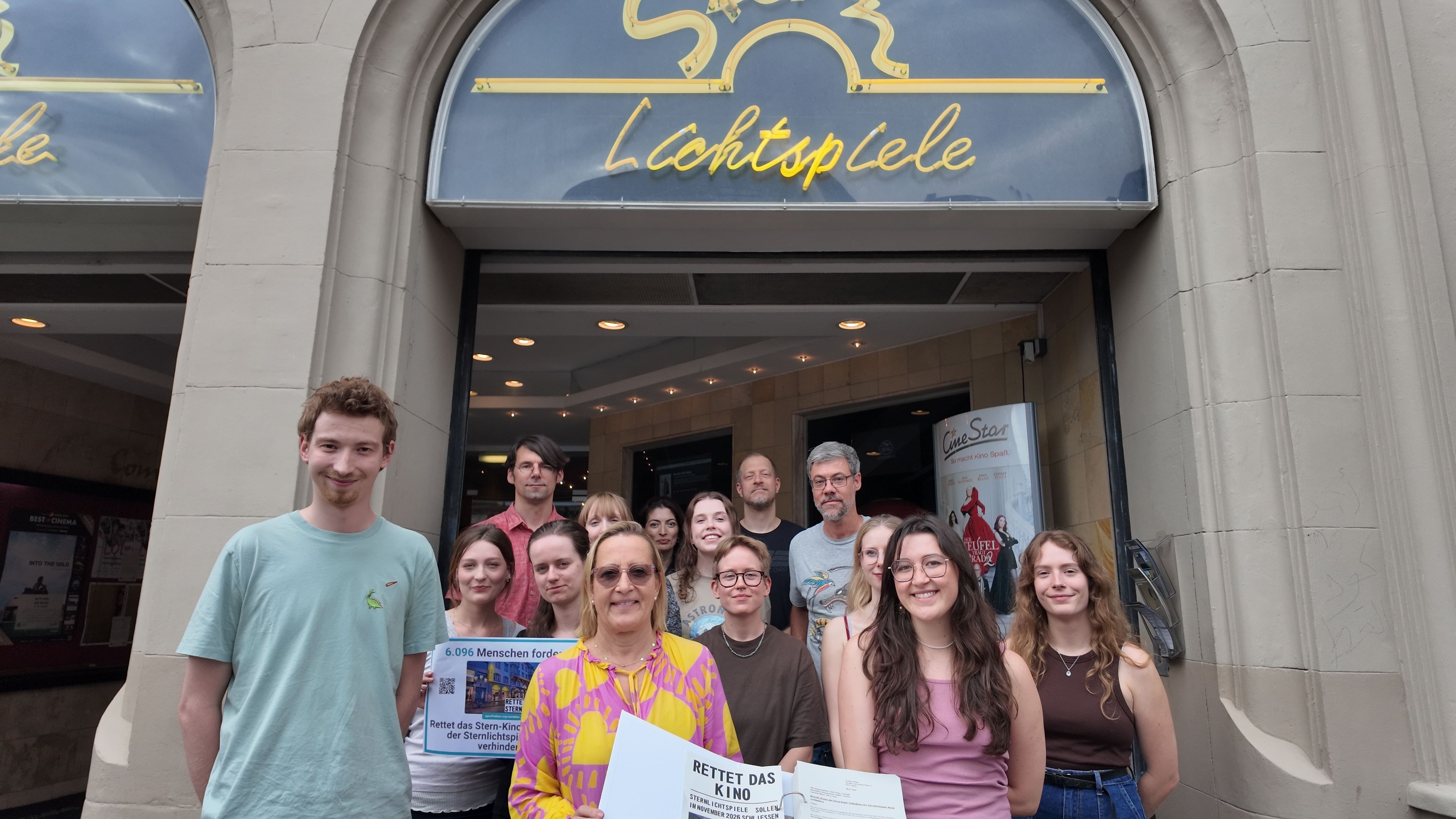 Die Initiative Stern-Kino bei der Übergabe der Unterschriften in Bonn.