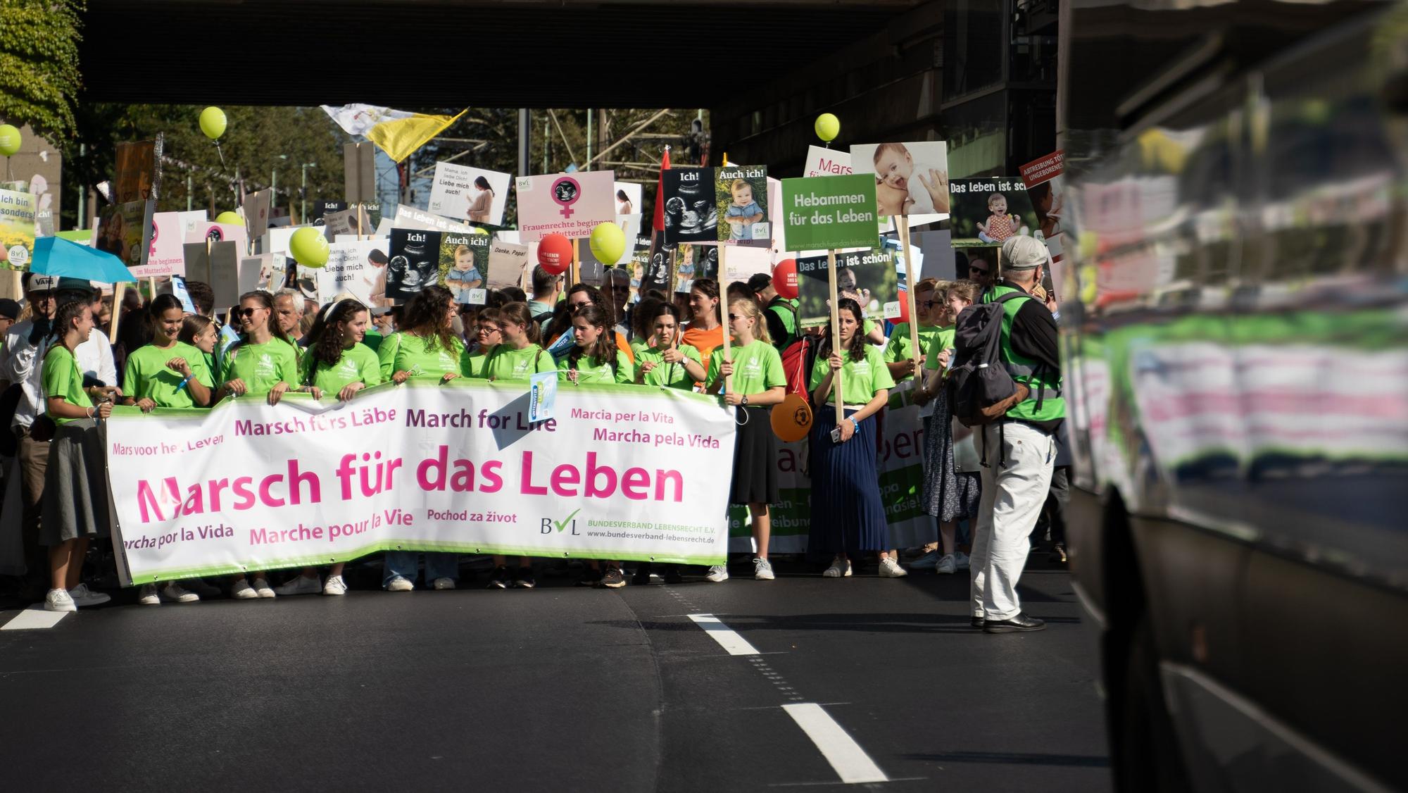 In Köln findet am Samstag (19. September) erneut der „Marsch für das Leben“ statt. Die Demonstration wird von Gegenprotesten begleitet. (Archivbild)