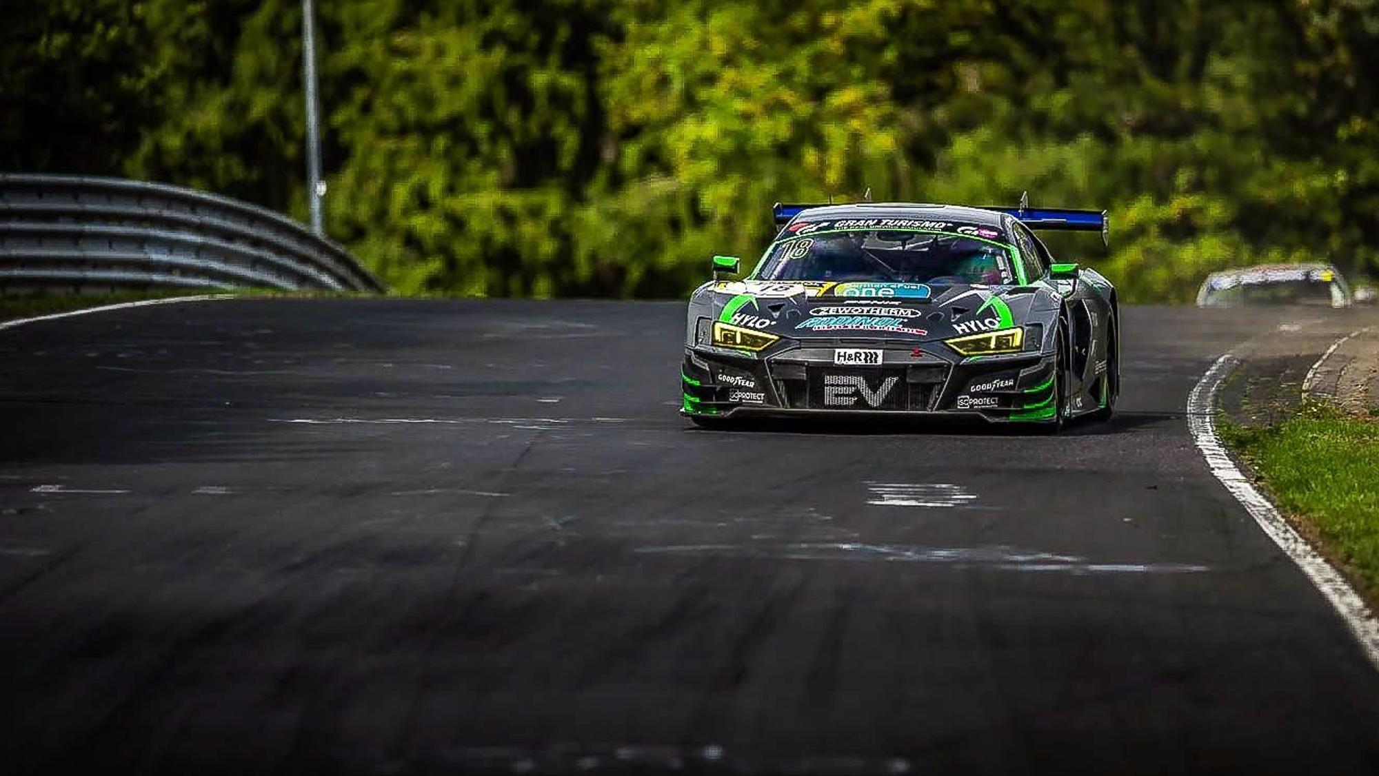 Der Wagen von Carrie Schreiner ist auf dem Nürburgring unterwegs.