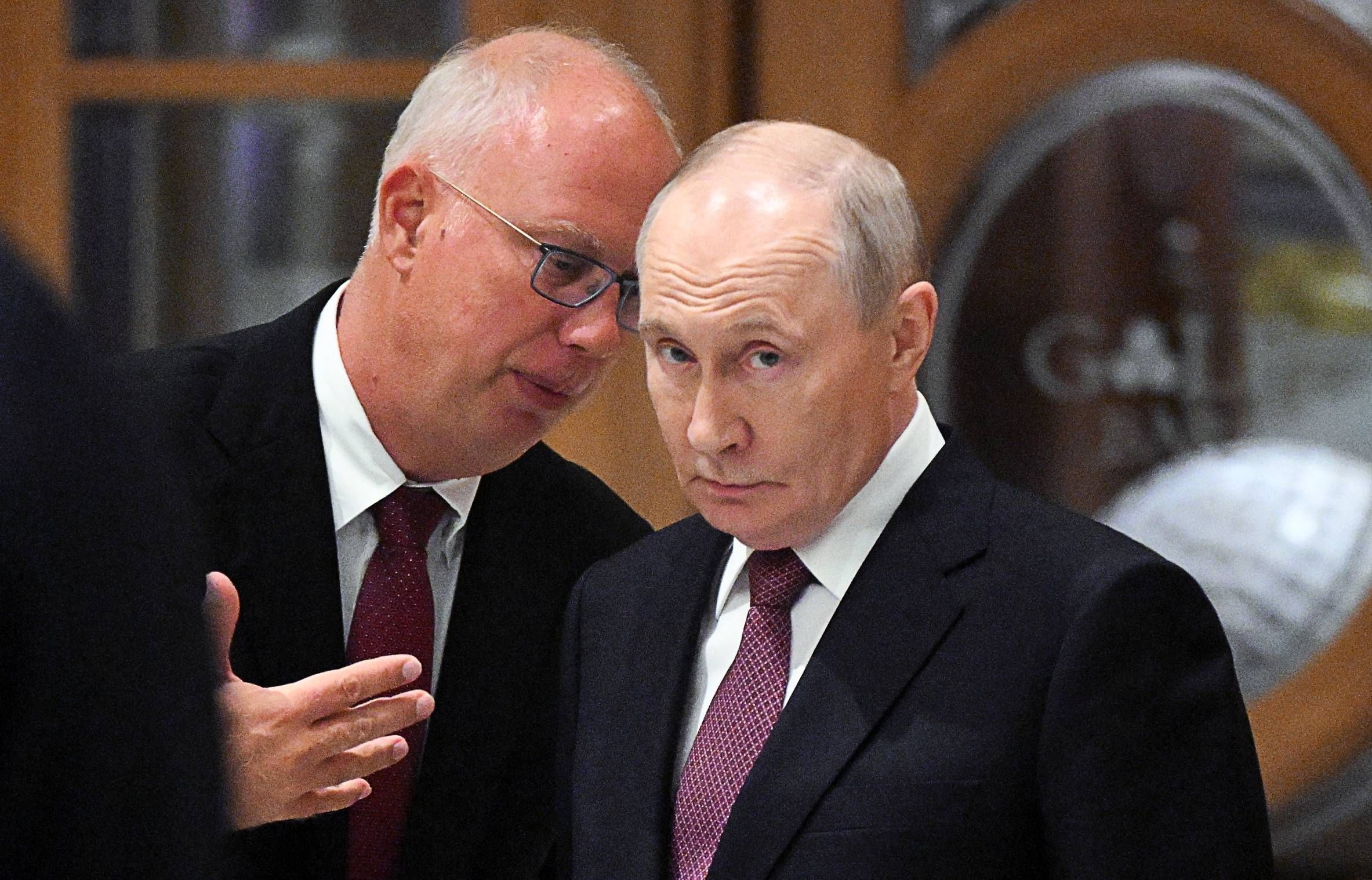 Der Wirtschaftsgesandte Kirill Dmitrjew (l.) unterhält sich mit Kremlchef Wladimir Putin. (Archivbild)