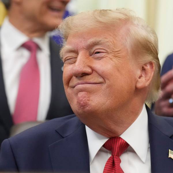 Donald Trump grinst bei einer Veranstaltung im Oval Office.