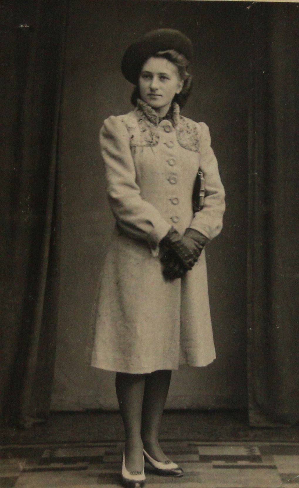 Auf dem Schwarz-Weiß-Foto ist eine elegante junge Frau zu sehen.