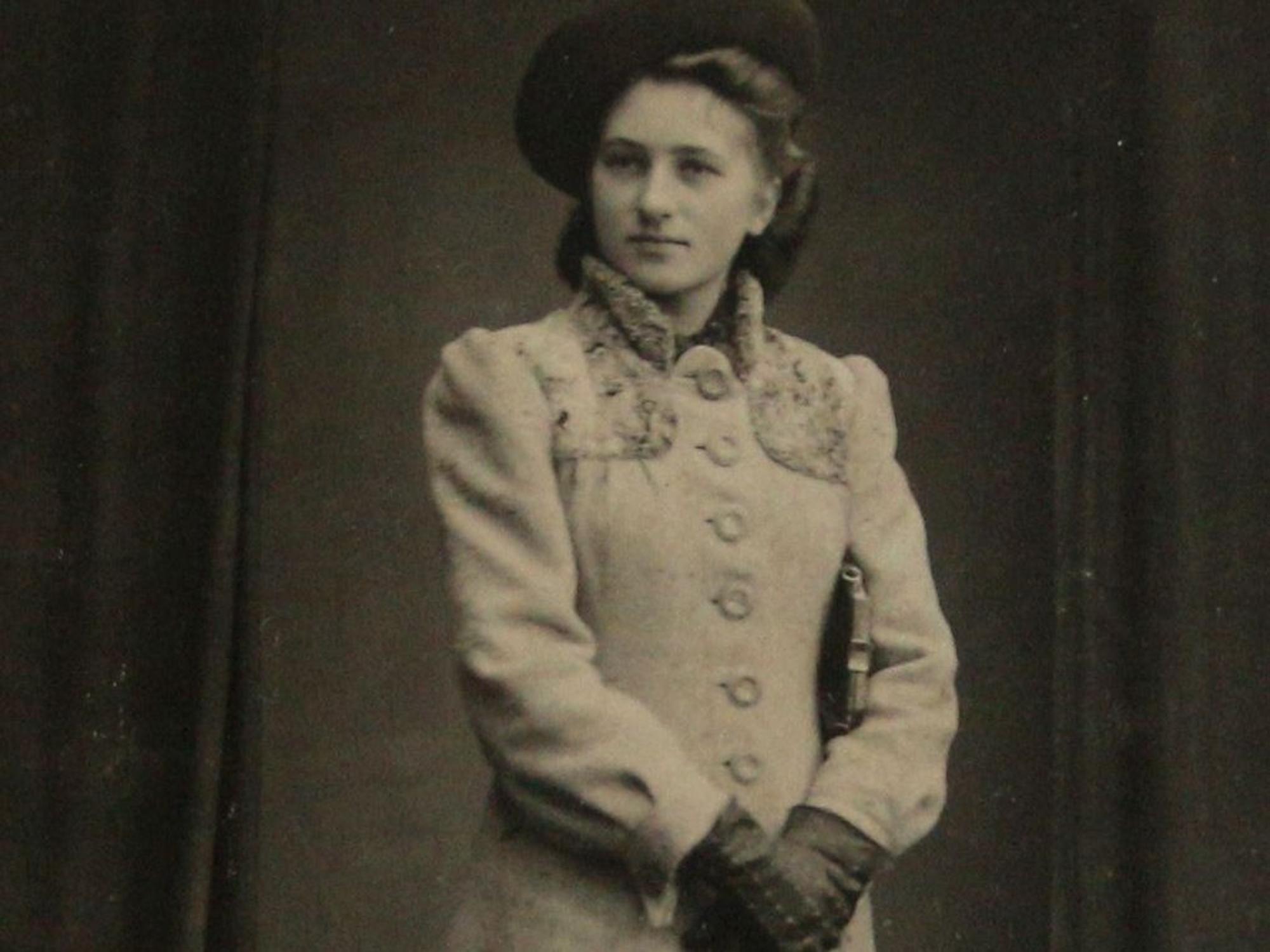 Auf dem Schwarz-Weiß-Foto ist eine elegante junge Frau zu sehen.