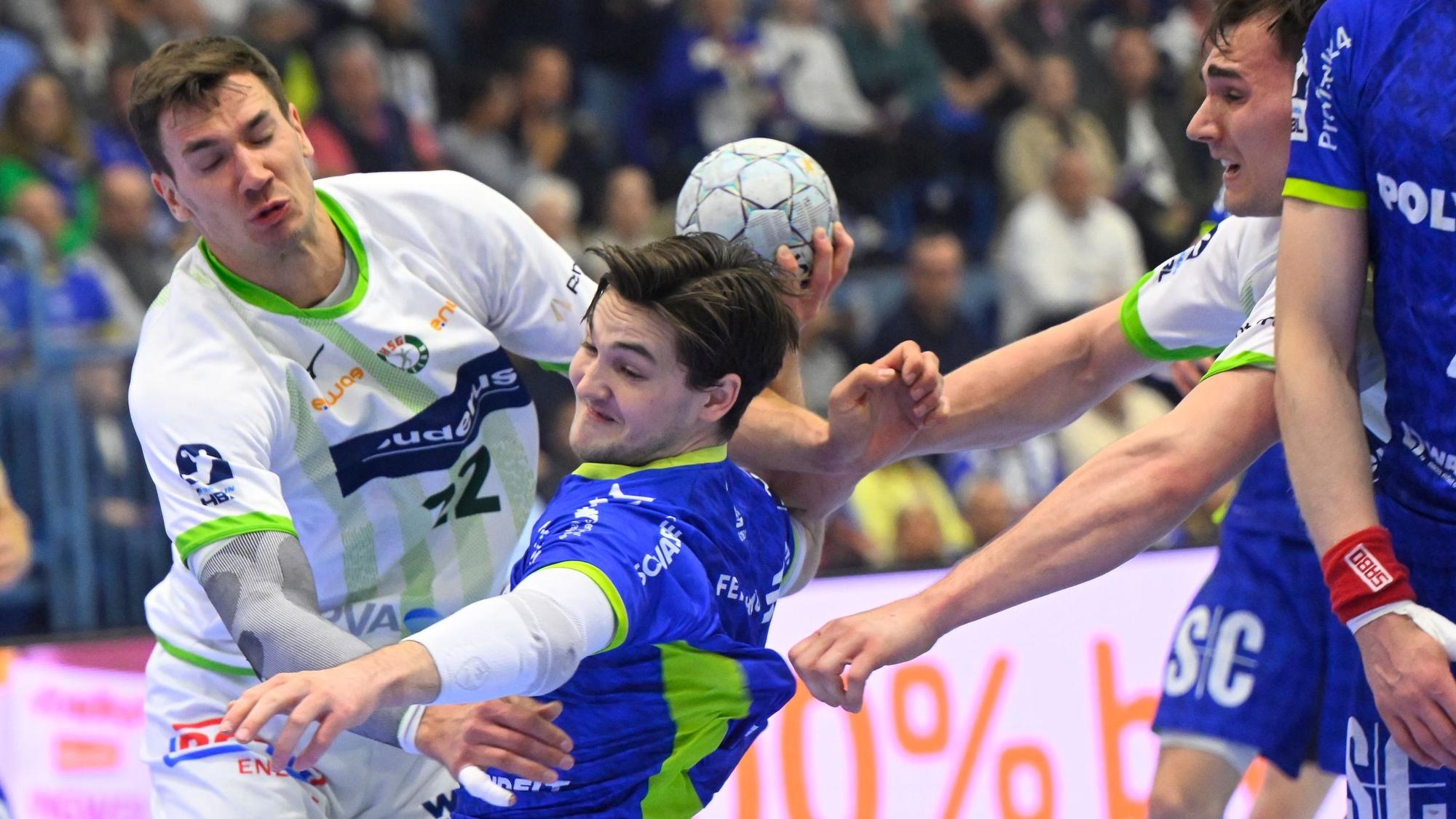 Ludvig Hallbäck setzt sich gegen zwei Wetzlarer Spieler durch.