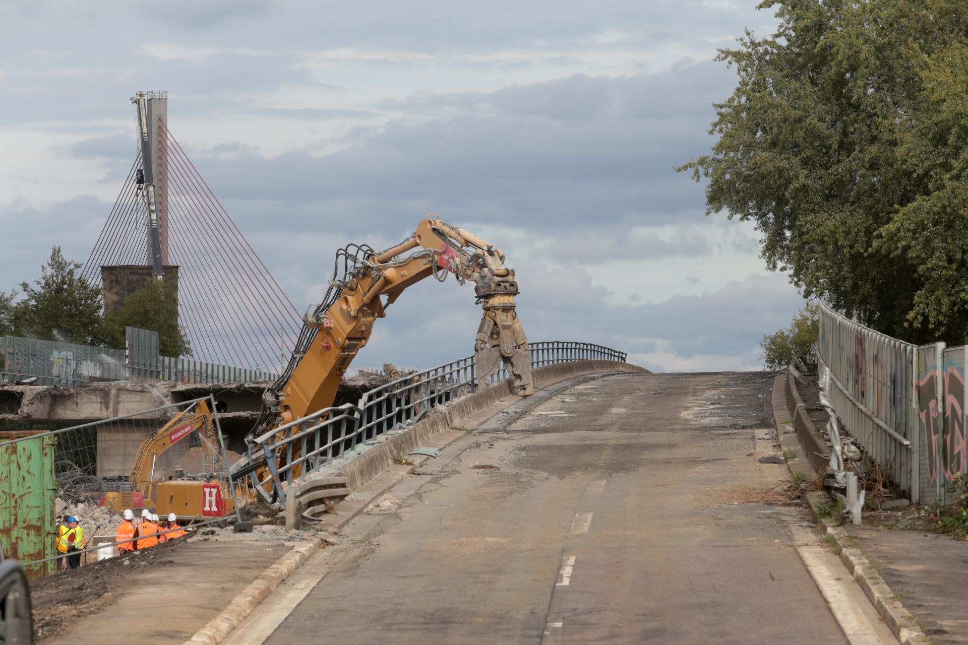 Die Abrissarbeiten an der Vorlandbrücke sollen bis November beendet sein. Noch in diesem Jahr soll der Auftrag für den Neubau vergeben werden.
