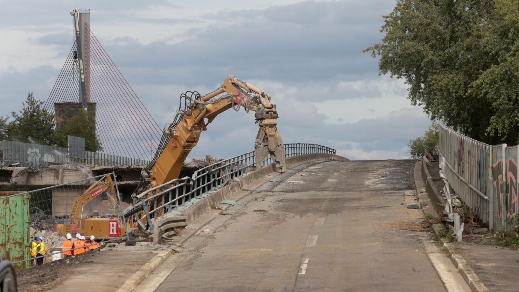 Die Abrissarbeiten an der Vorlandbrücke sollen bis November beendet sein. Noch in diesem Jahr soll der Auftrag für den Neubau vergeben werden.
