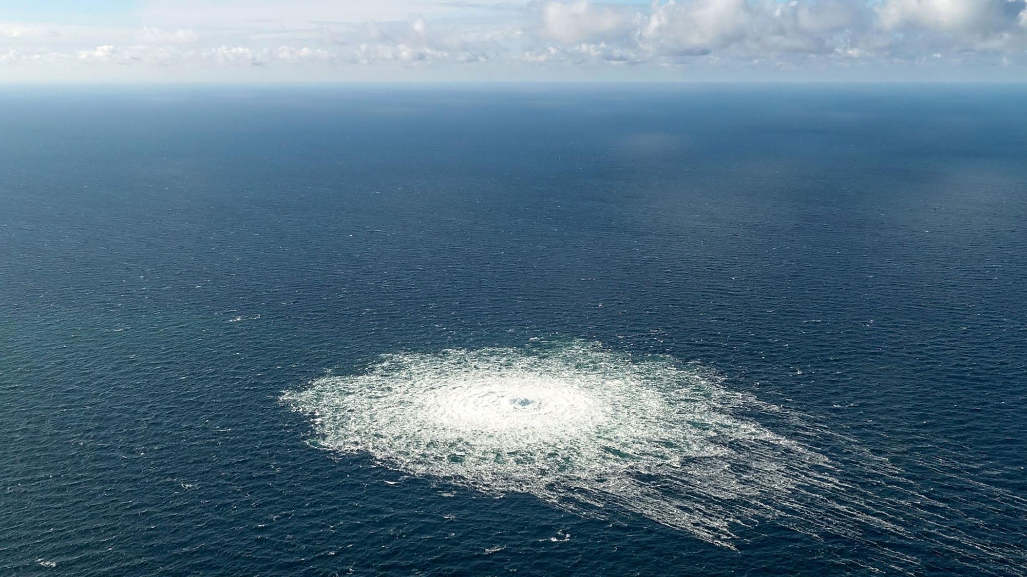 Das vom dänischen Verteidigungskommando zur Verfügung gestellte Foto zeigt das Nord-Stream-2-Gasleck im Jahr 2022 in der Nähe von Bornholm aus der Luft. (Archivbild)