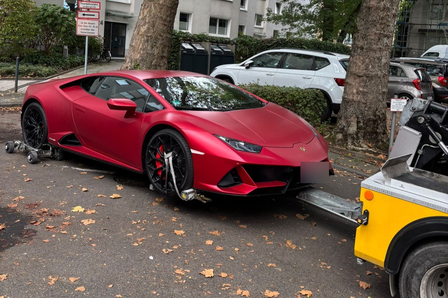 Luxusautos wie dieser Lamborghini, aber auch Bargeld und Schmuck, wurden bei der Razzia in NRW sichergestellt.