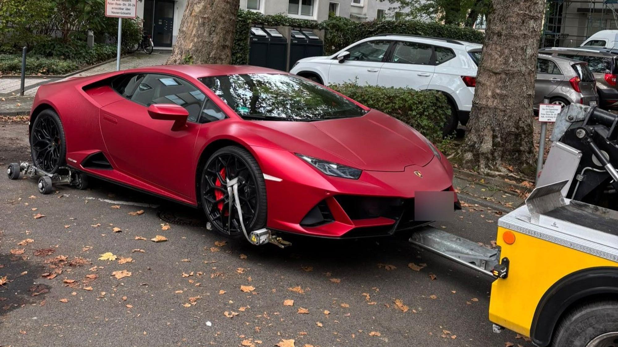 Luxusautos wie dieser Lamborghini, aber auch Bargeld und Schmuck, wurden bei der Razzia in NRW sichergestellt.
