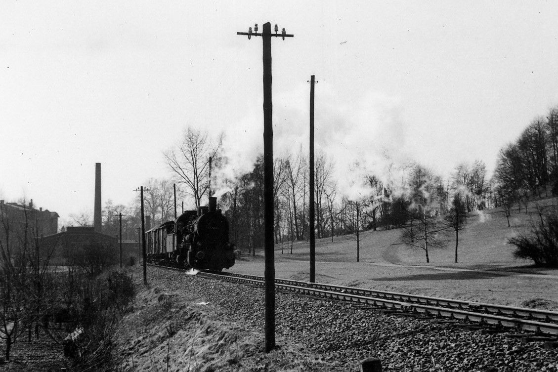 Richtung Siegwerk begleitet ein überwucherter Schienenstrang den Rundweg. Es handelt sich um Überbleibsel der stillgelegten Aggertalbahn. Die Trasse soll zukünftig Fahrräder anstelle von Lokomotiven aufnehmen.