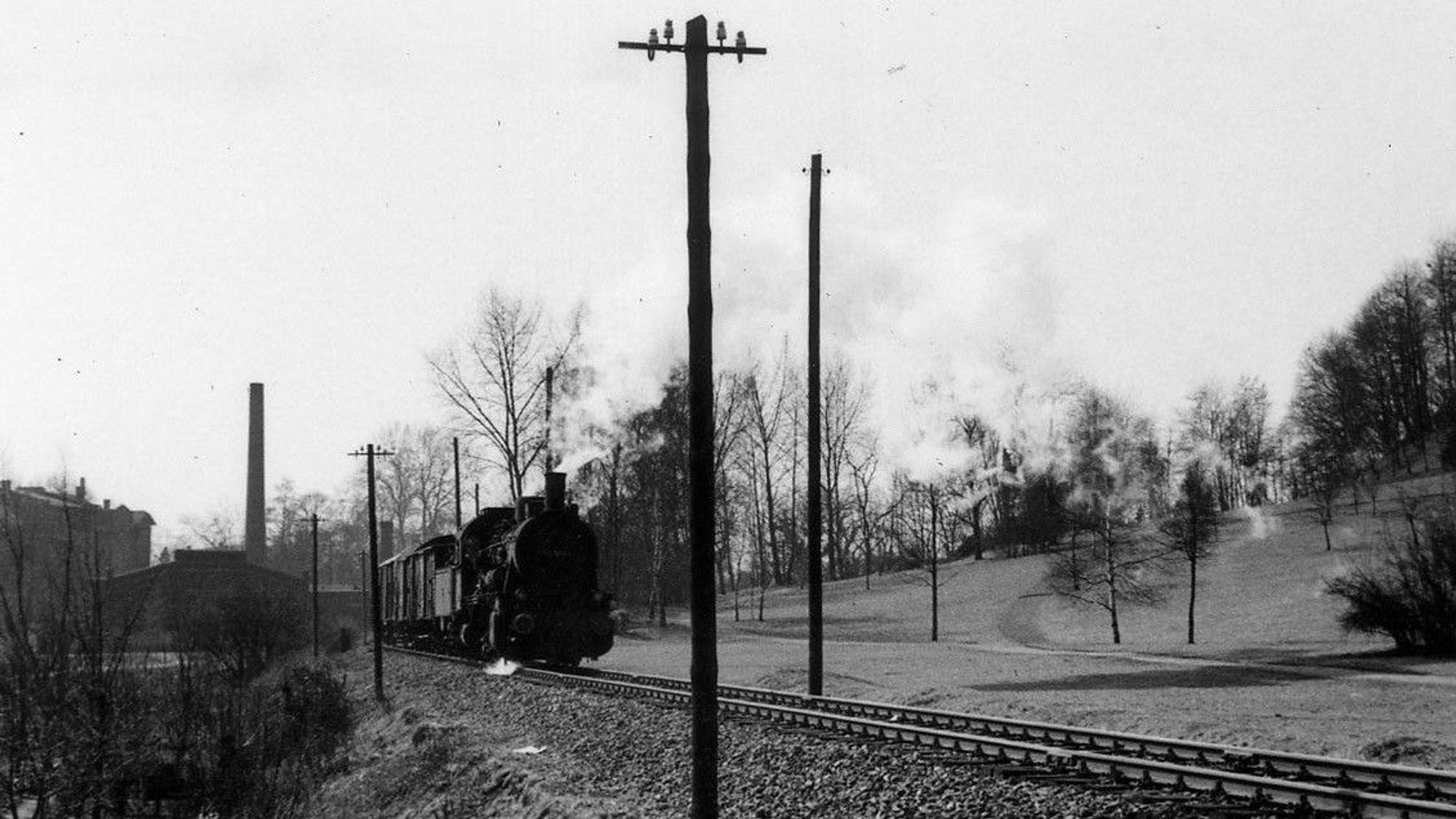 Richtung Siegwerk begleitet ein überwucherter Schienenstrang den Rundweg. Es handelt sich um Überbleibsel der stillgelegten Aggertalbahn. Die Trasse soll zukünftig Fahrräder anstelle von Lokomotiven aufnehmen.