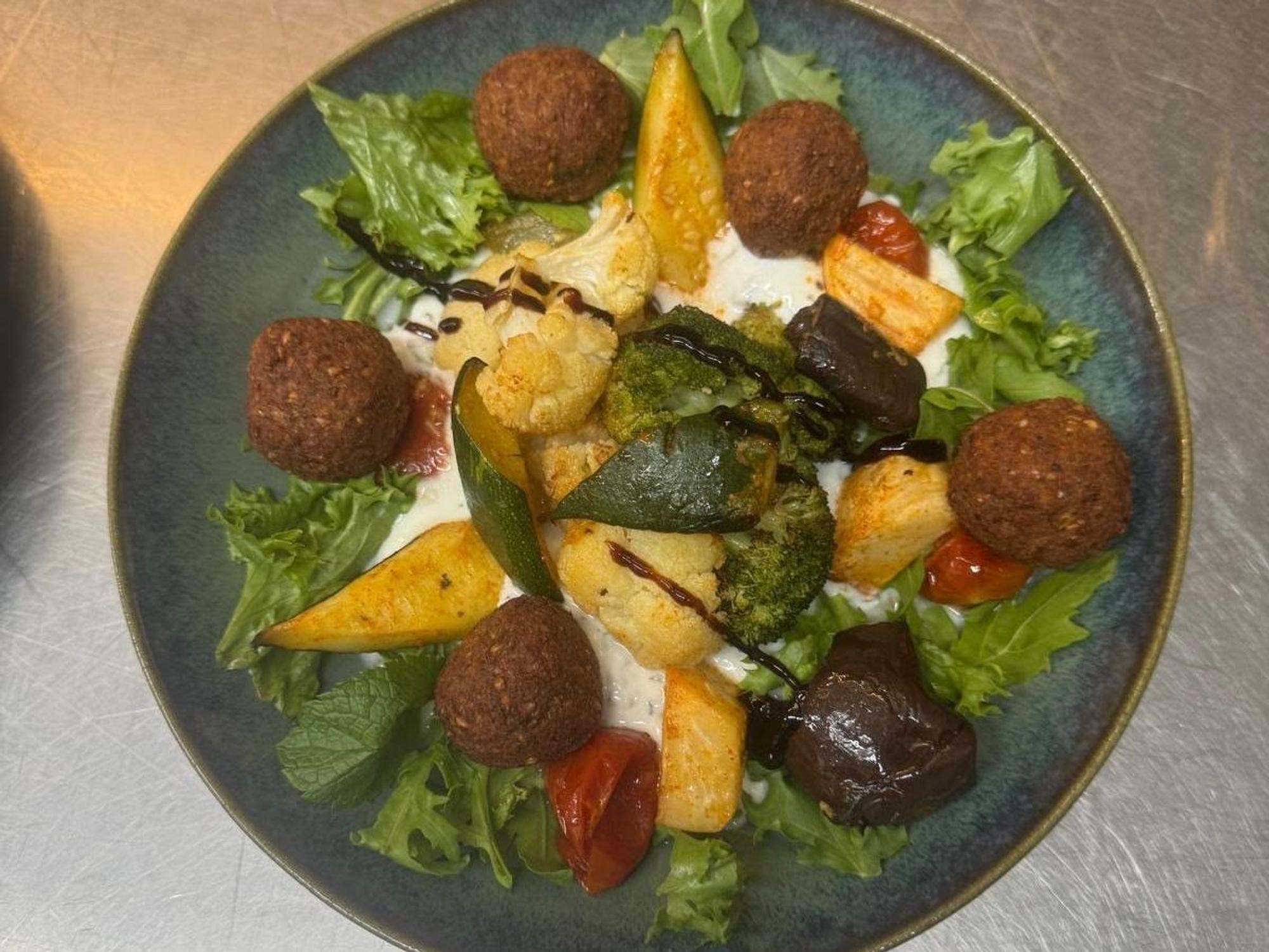 Mezze Levante, eine Vielzahl kleiner Vorspeisen.