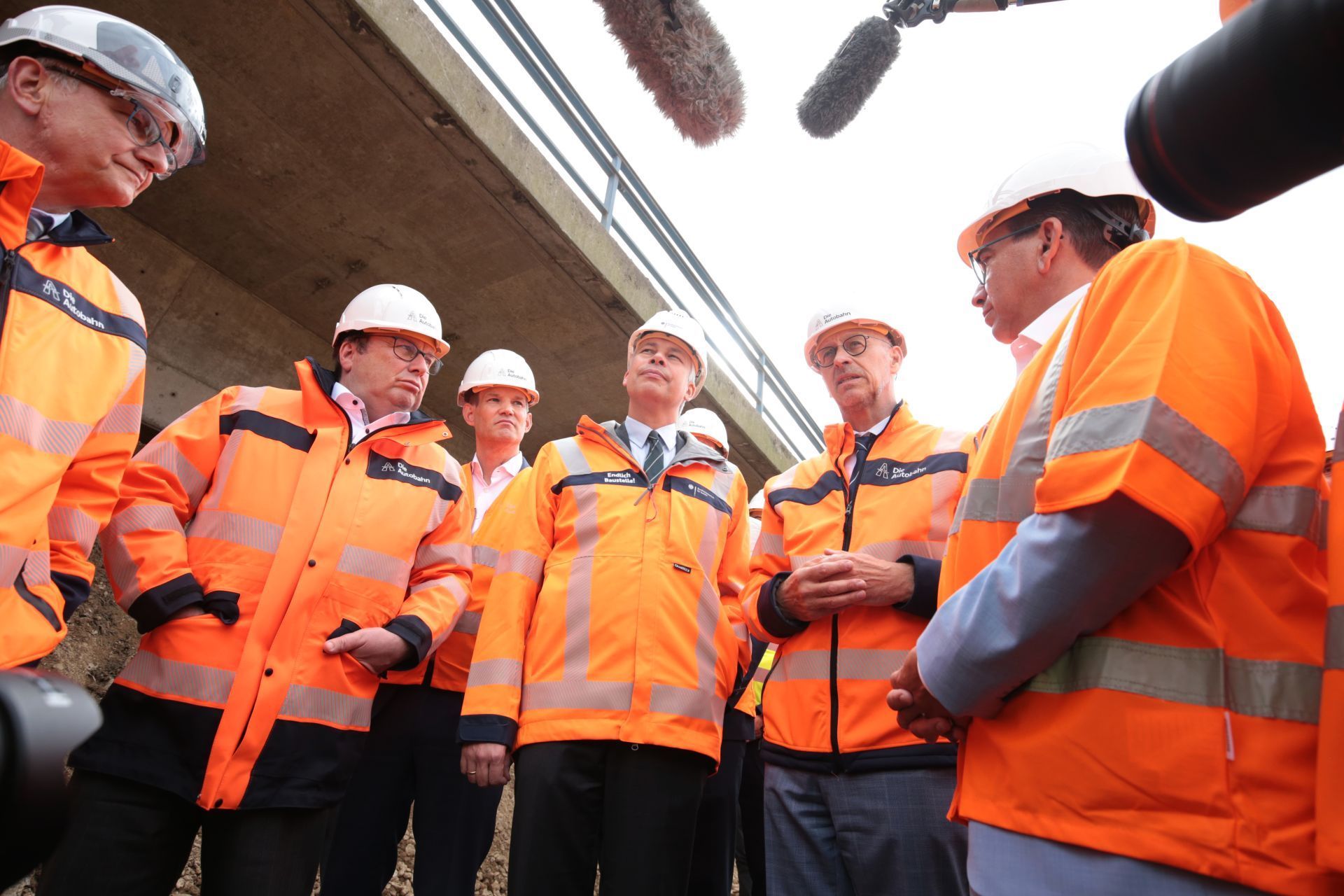 Verkehrsminister Steffen Bilger (mitte) auf der Baustelle der Nordbrücke mit NRW-Minister Oliver Krischer (2.v.l.), Dirk Brandenburger von der Autobahn GmbH (2.v.r.) und Guido Dèus, Bonner Oberbürgermeiser (rechts).
