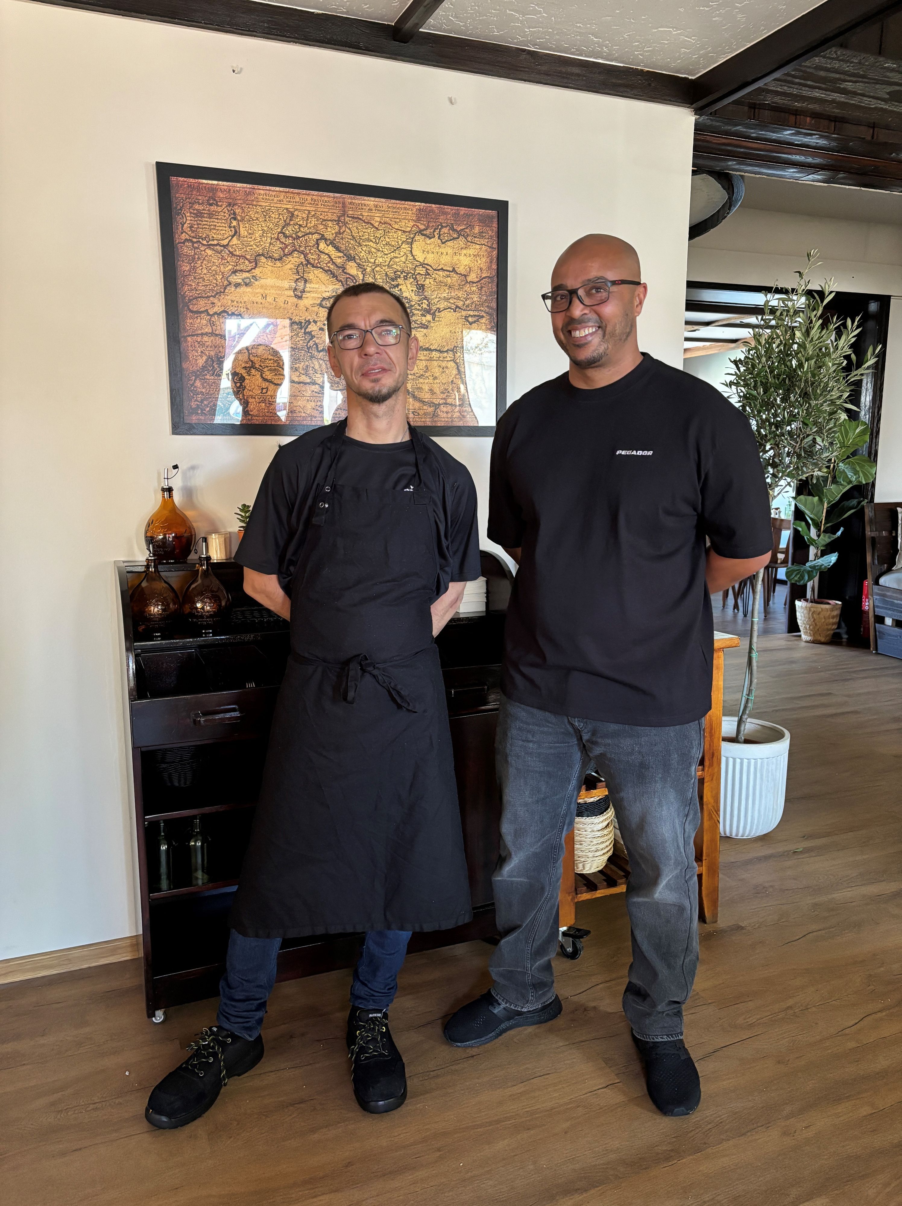 Chefkoch Martin Riemer undGastgeber Sami M´Seguem (rechts).
