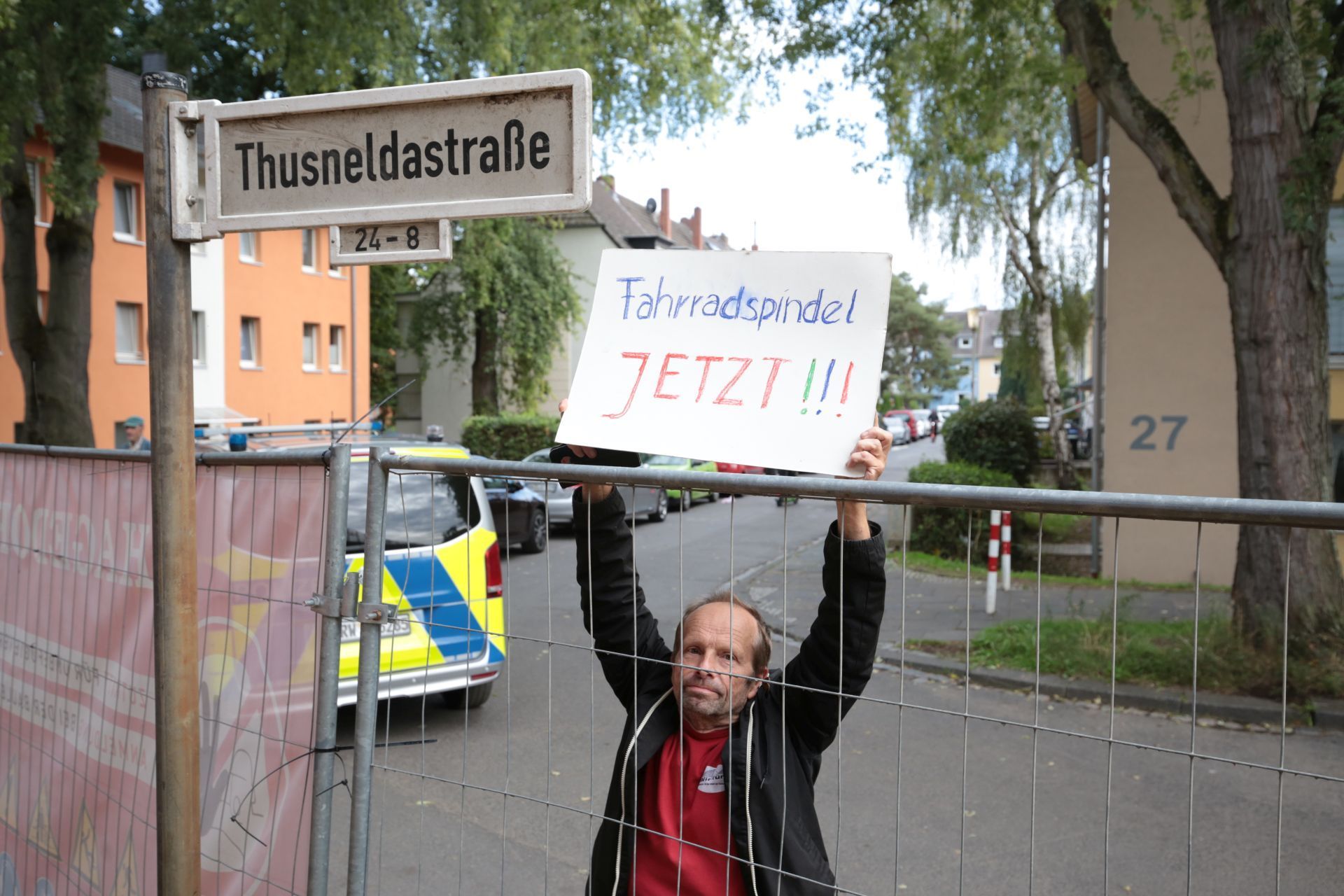 Auch Anwohnerinnen und Anwohner forderten an der Baustelle schnelle Lösungen für die Öffnung für den Rad- und Fußverkehr.