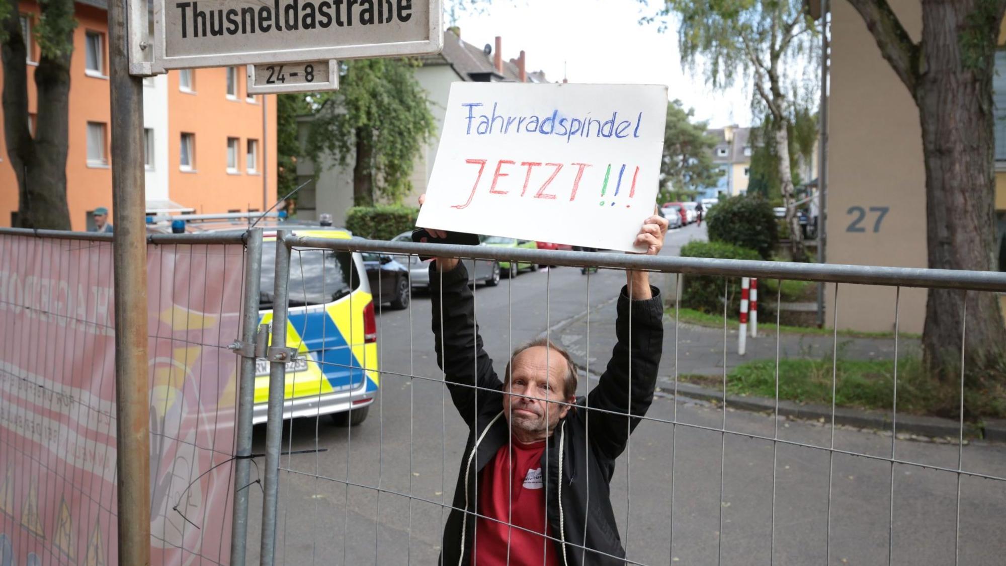 Auch Anwohnerinnen und Anwohner forderten an der Baustelle schnelle Lösungen für die Öffnung für den Rad- und Fußverkehr.