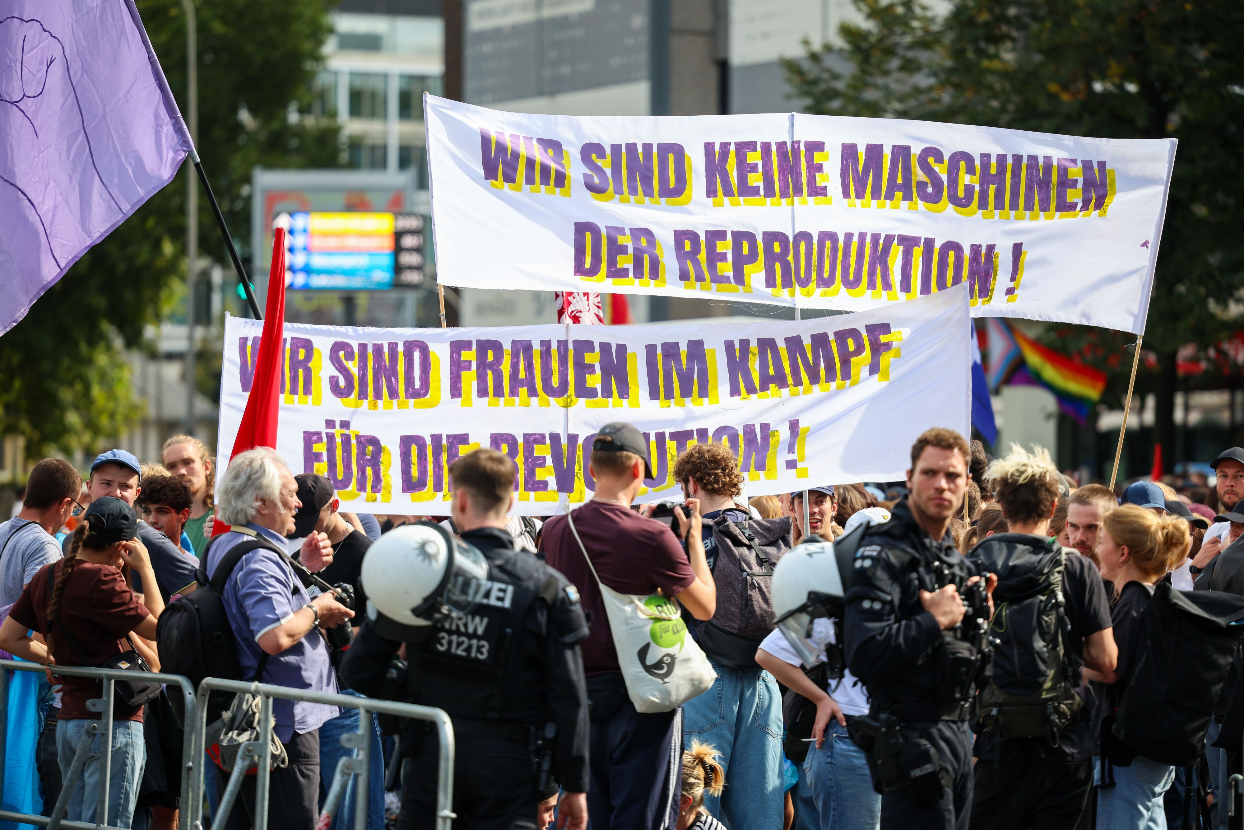 Bei der Gegendemo im vergangenen Jahr zeigten Teilnehmer Transparente mit der Aufschrift „Wir sind keine Maschinen der Reproduktion“ und „Wir sind Frauen im Kampf für die Revolution“. (Archivbild)