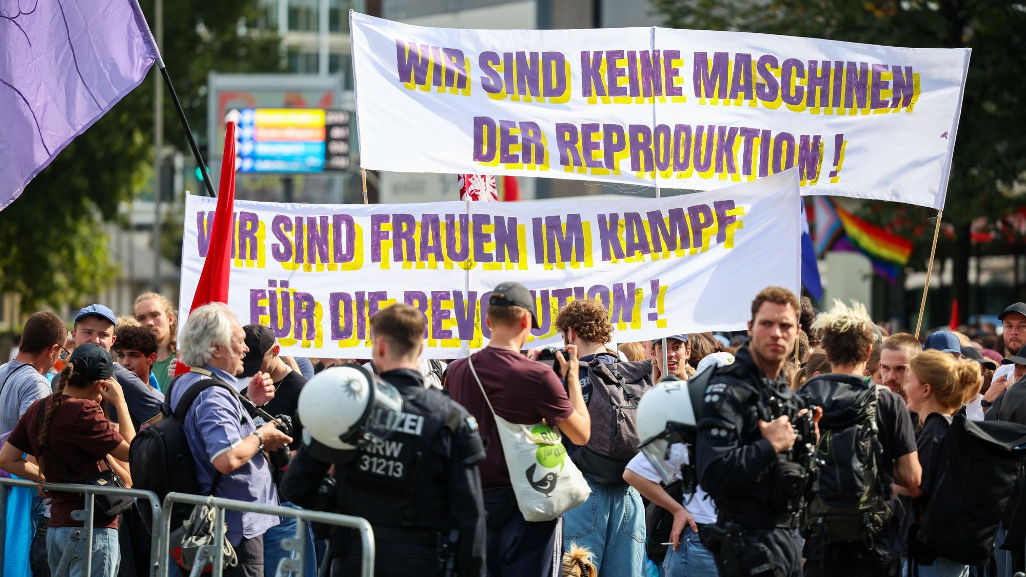 Bei der Gegendemo im vergangenen Jahr zeigten Teilnehmer Transparente mit der Aufschrift „Wir sind keine Maschinen der Reproduktion“ und „Wir sind Frauen im Kampf für die Revolution“. (Archivbild)